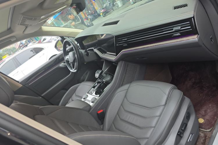 Used Volkswagen Touareg 2022 3.0 TSI Luxury Edition Black Diamond Sport Package