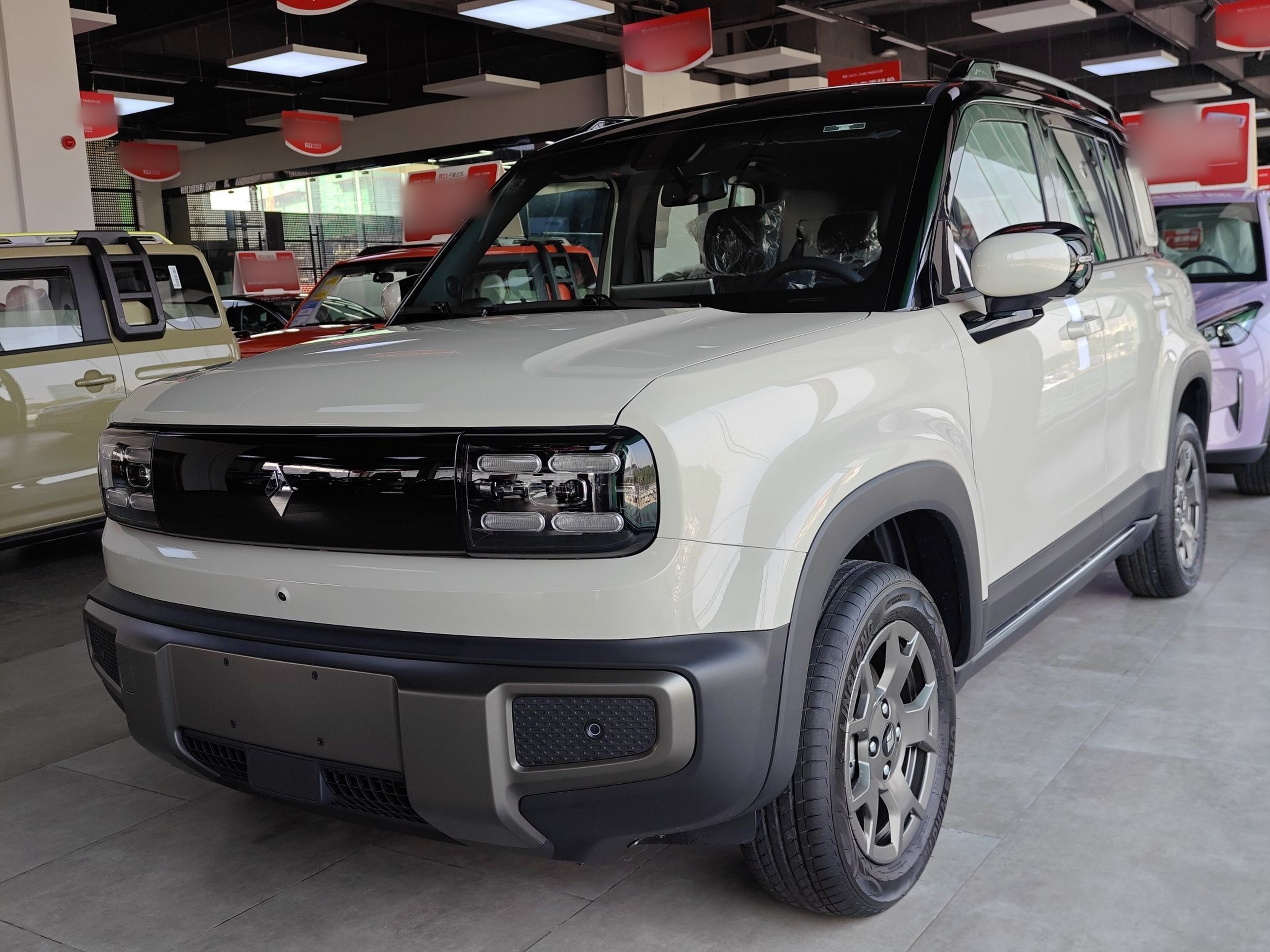 تحت مقدمة السيارة