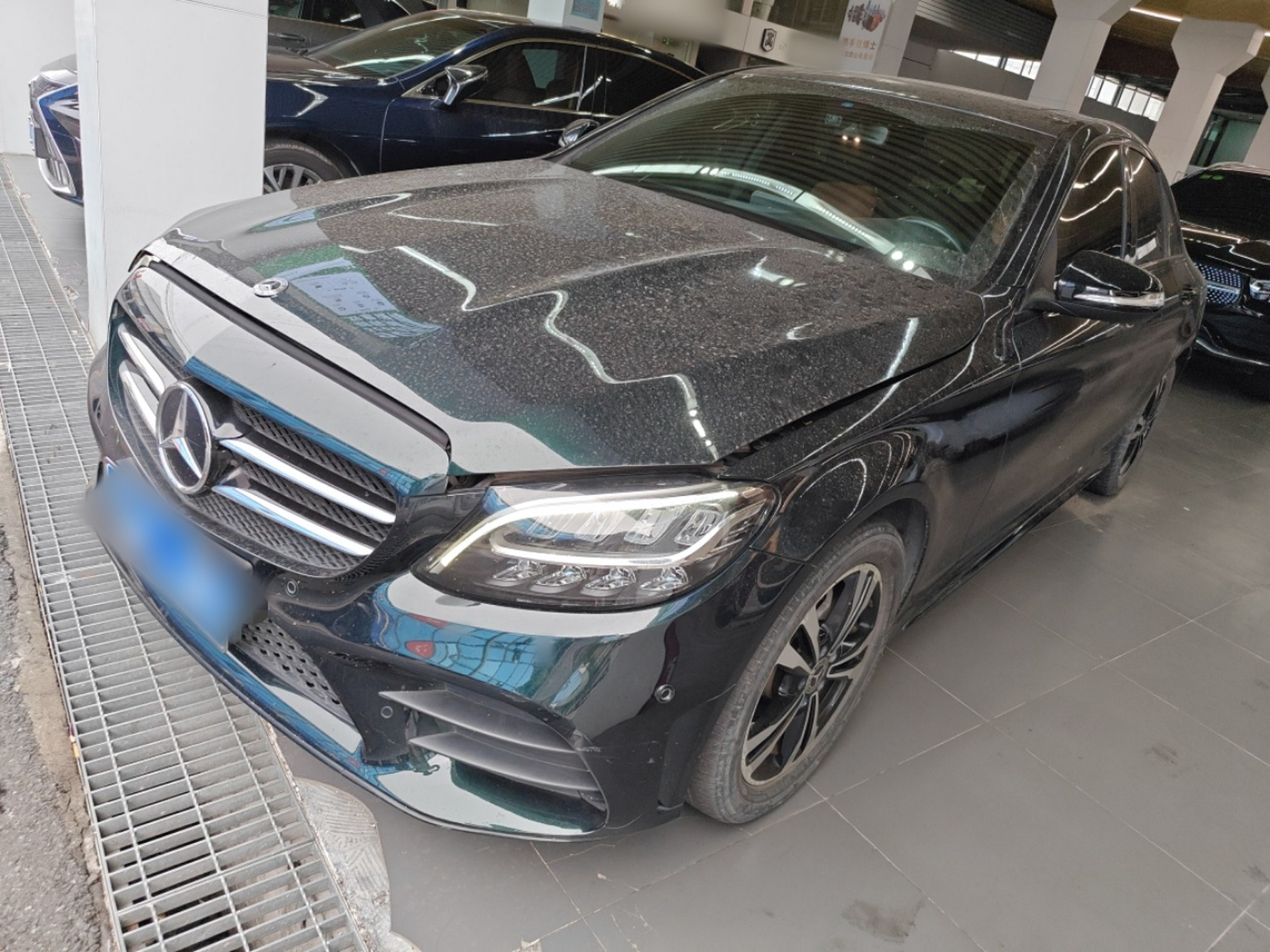 تحت مقدمة السيارة