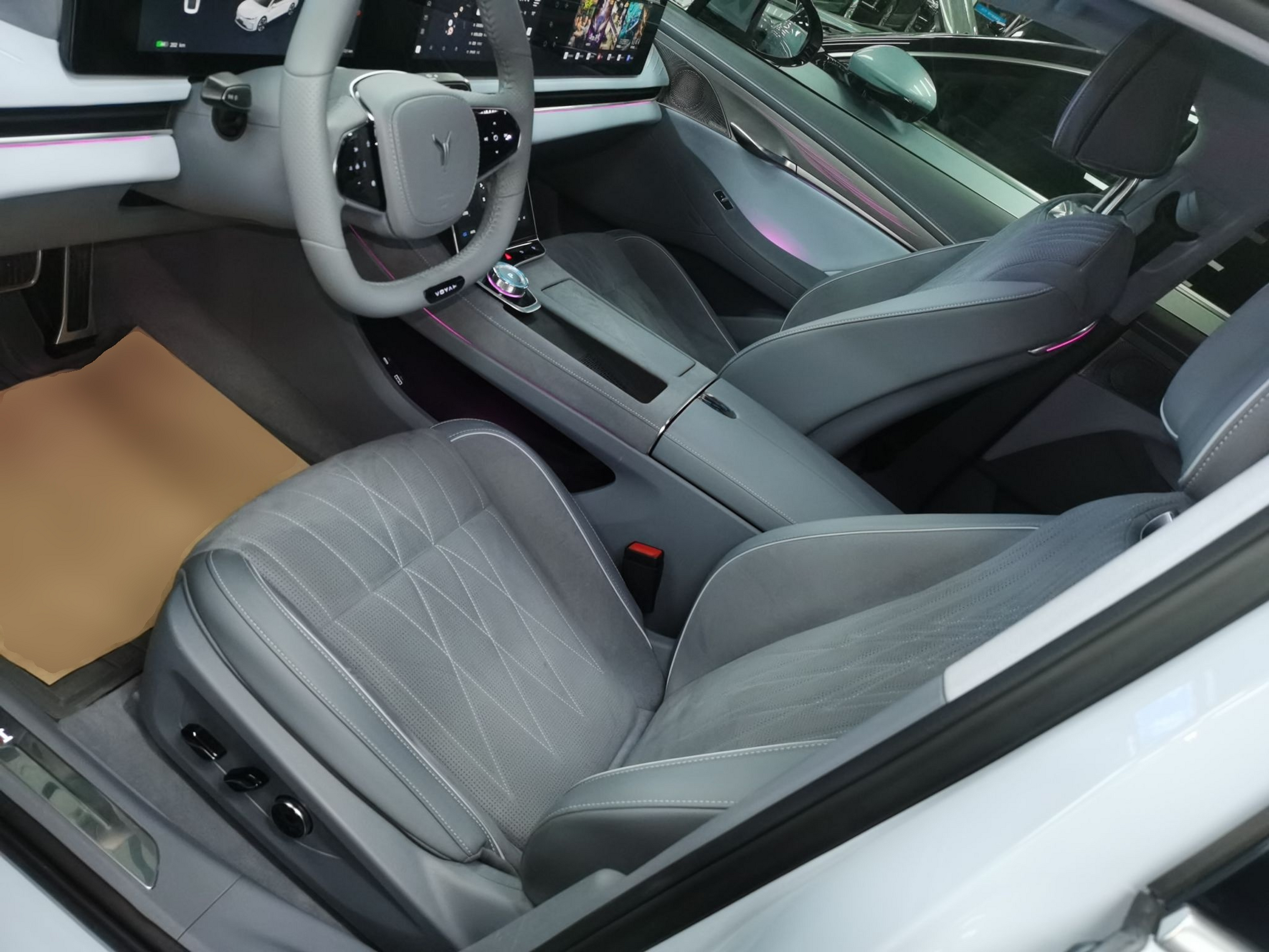 المقاعد الأمامية داخل السيارة