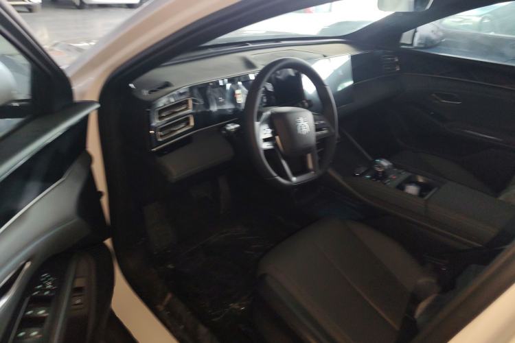 Used BYD Qin L 2025 DM-i Smart Drive 80KM Leading Model
