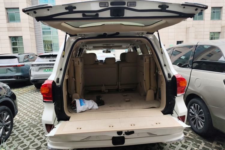 Used Toyota Land Cruiser 2015 4.0L V6 Middle East Low-Trim Version
