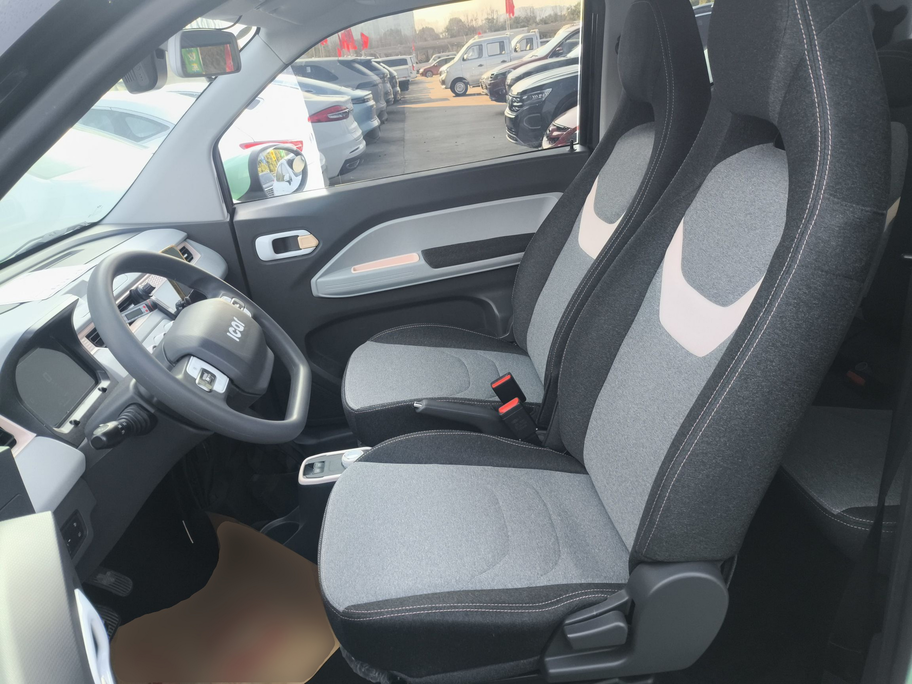 Переднее сиденье в автомобиле