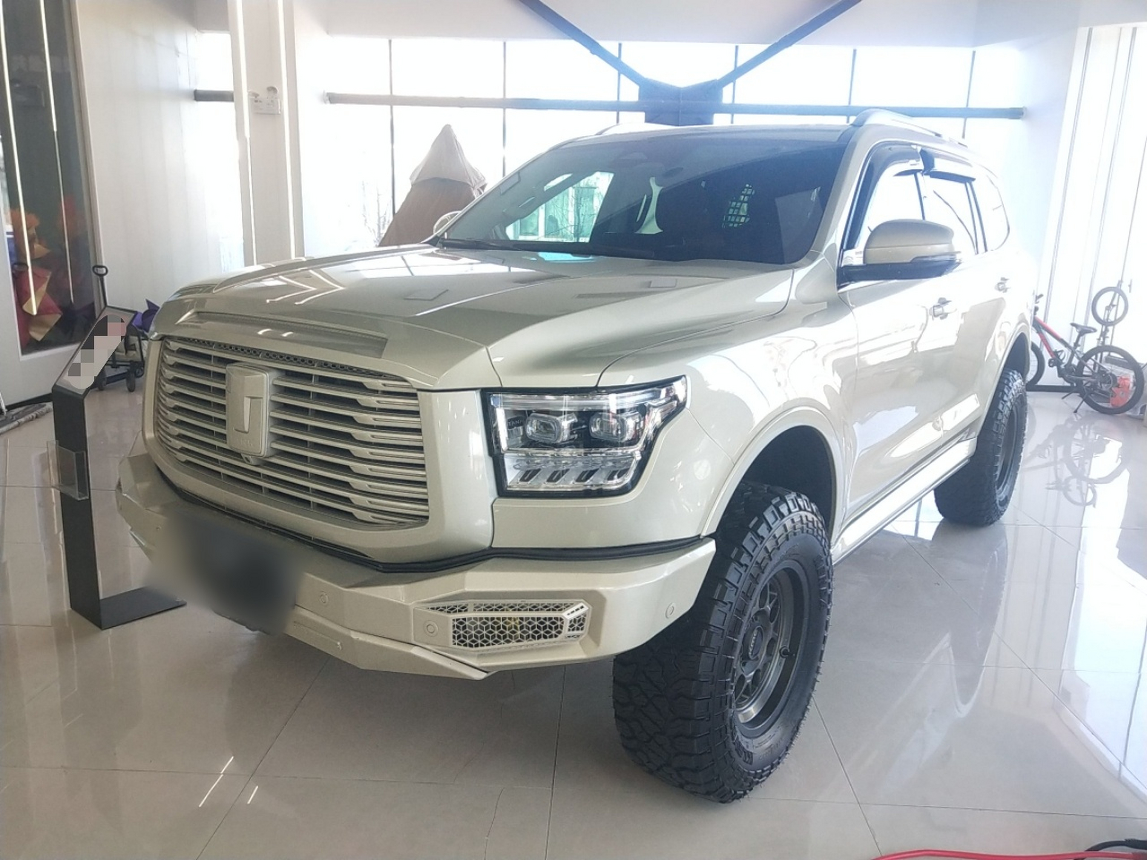 Под передней частью автомобиля