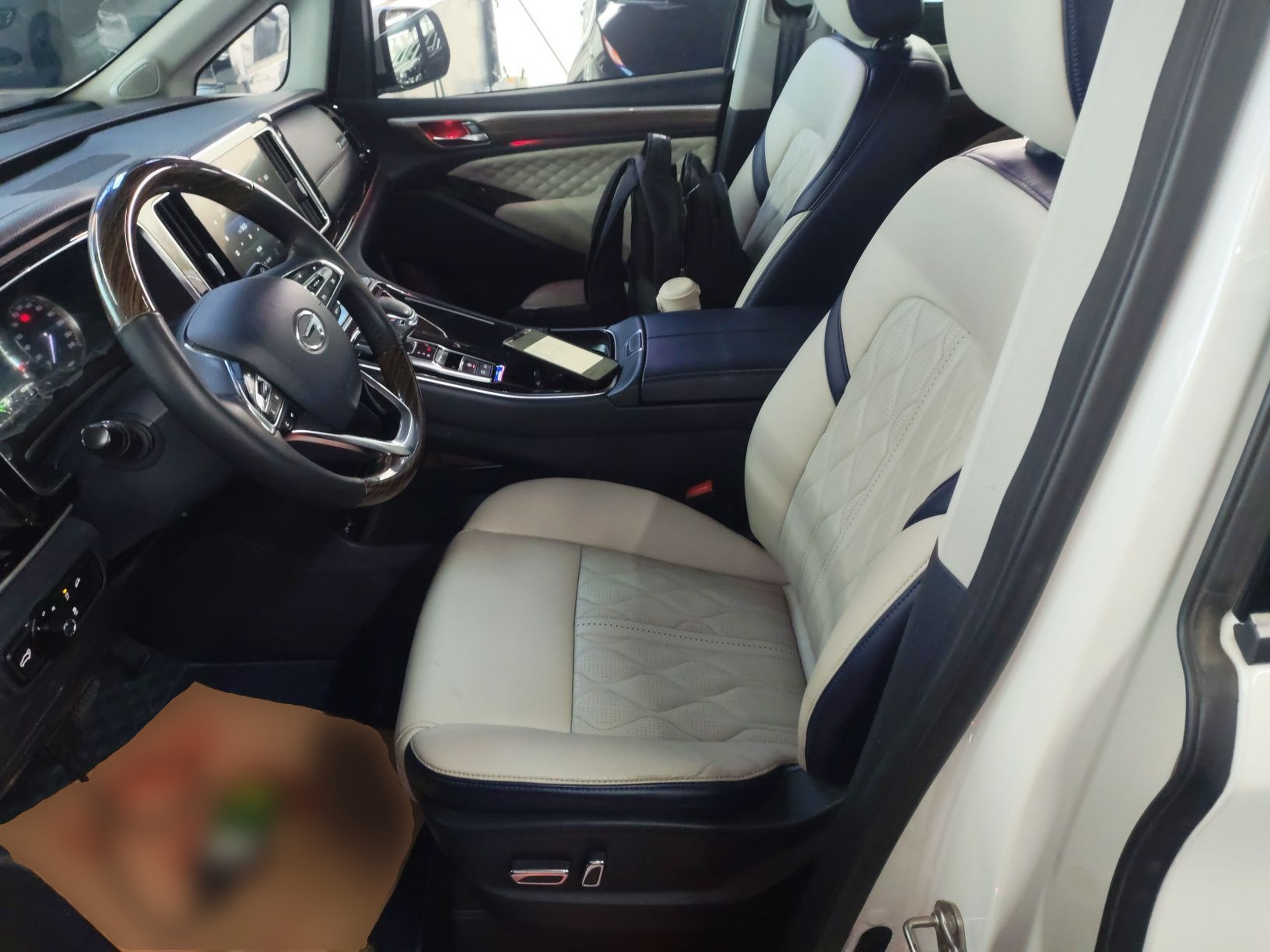 المقاعد الأمامية داخل السيارة