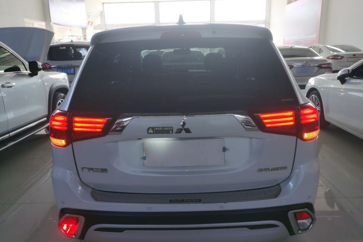 Used Mitsubishi Outlander 2019 2.4L 4x4 Zhi Xiang Edition 7 Seats China VI Standard
