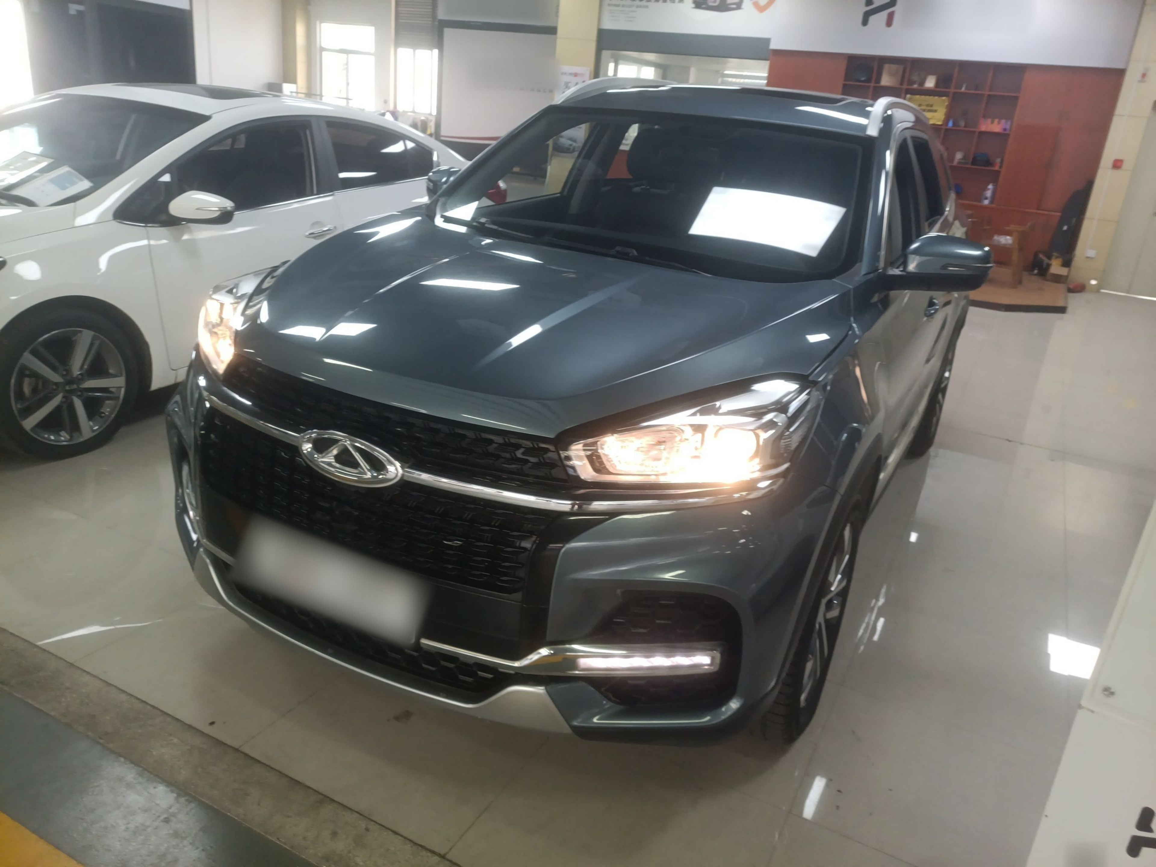 تحت مقدمة السيارة