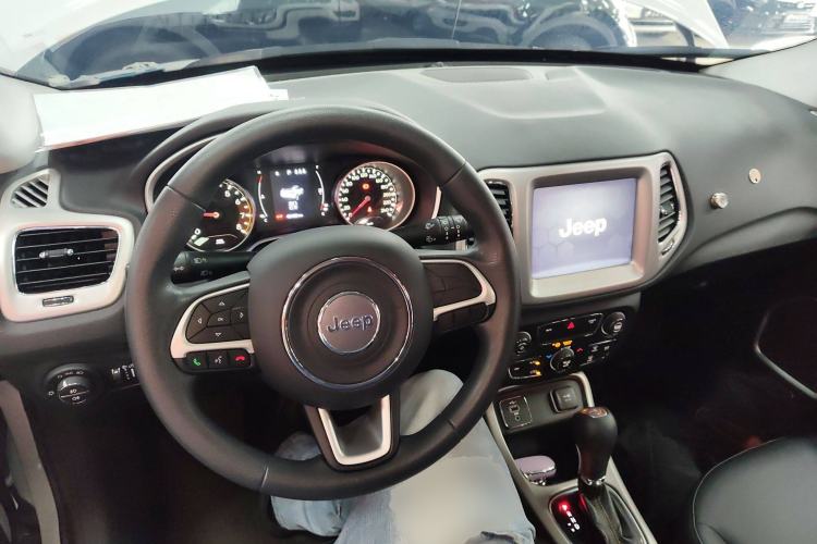 Used  Compass 2020 220T Automatic Leading Edition
