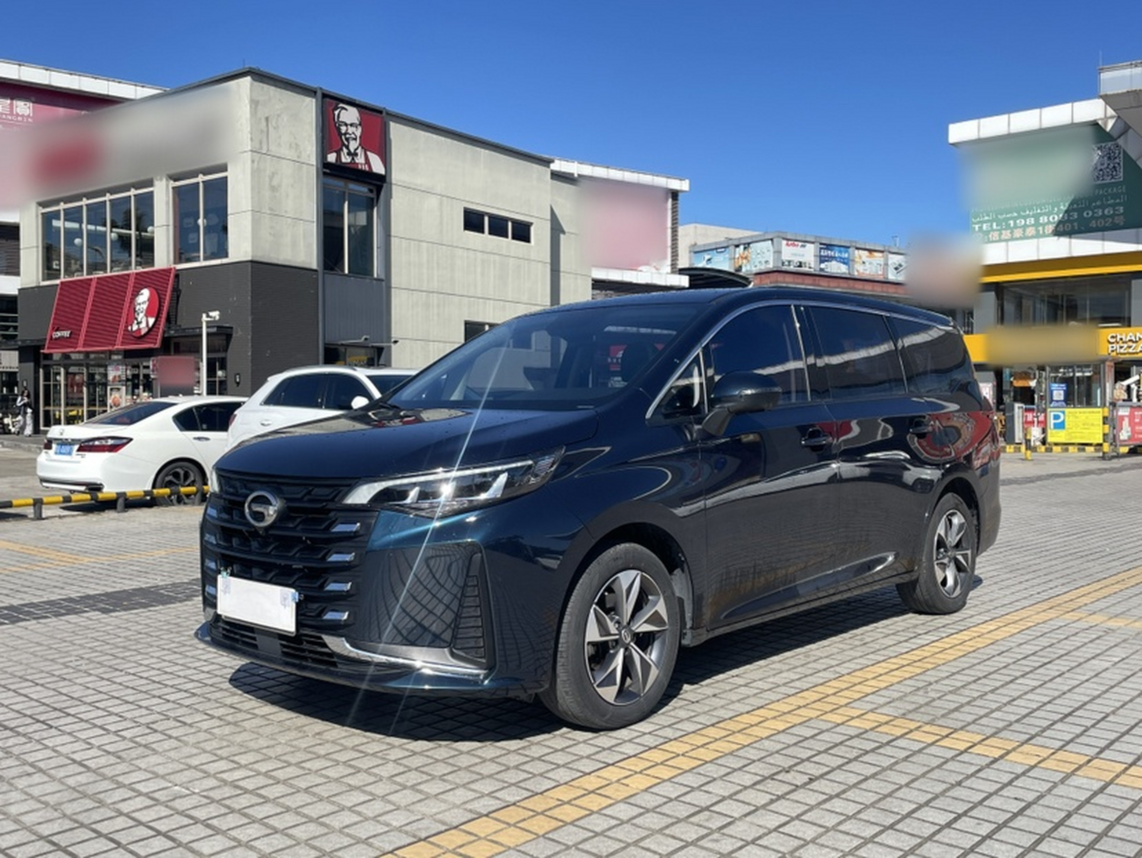 تحت مقدمة السيارة