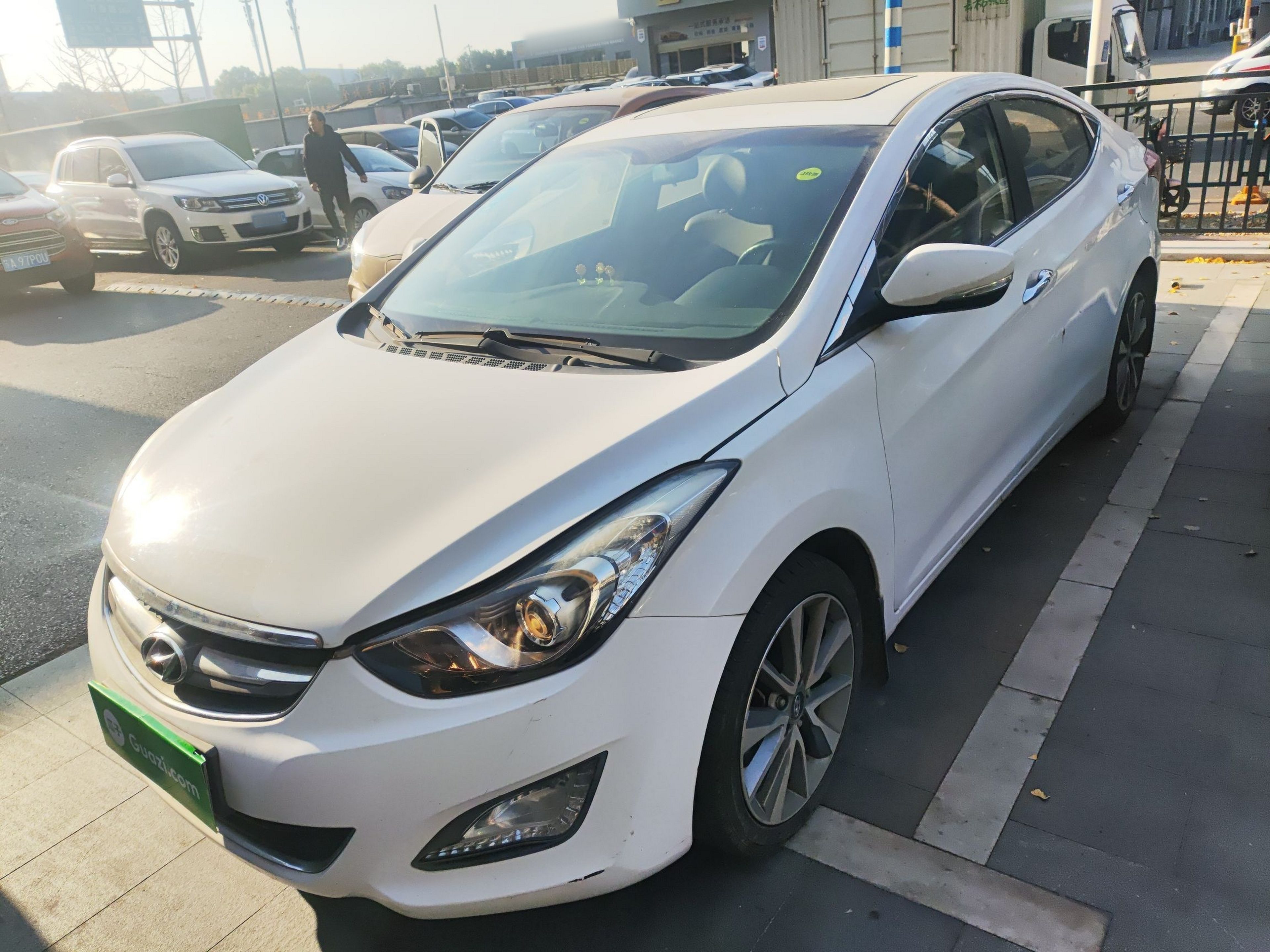 Под передней частью автомобиля