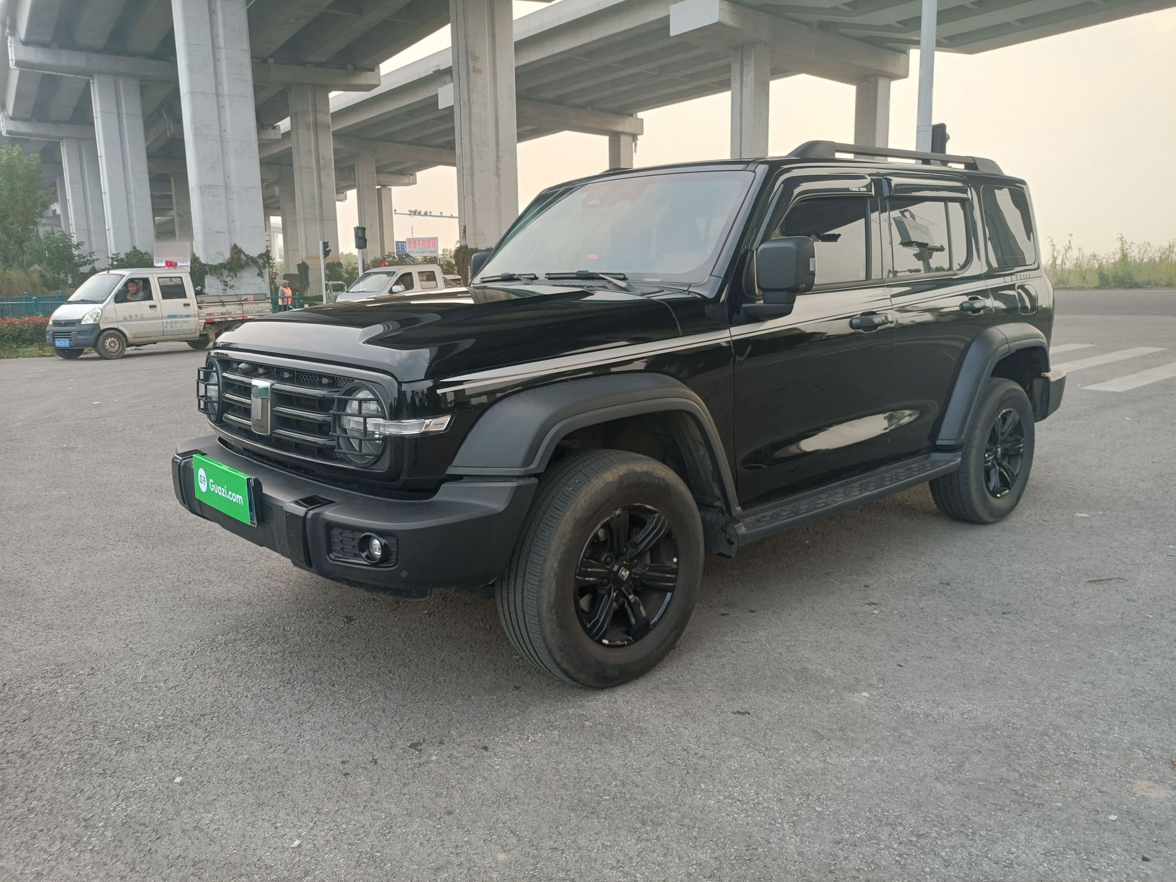 Под передней частью автомобиля