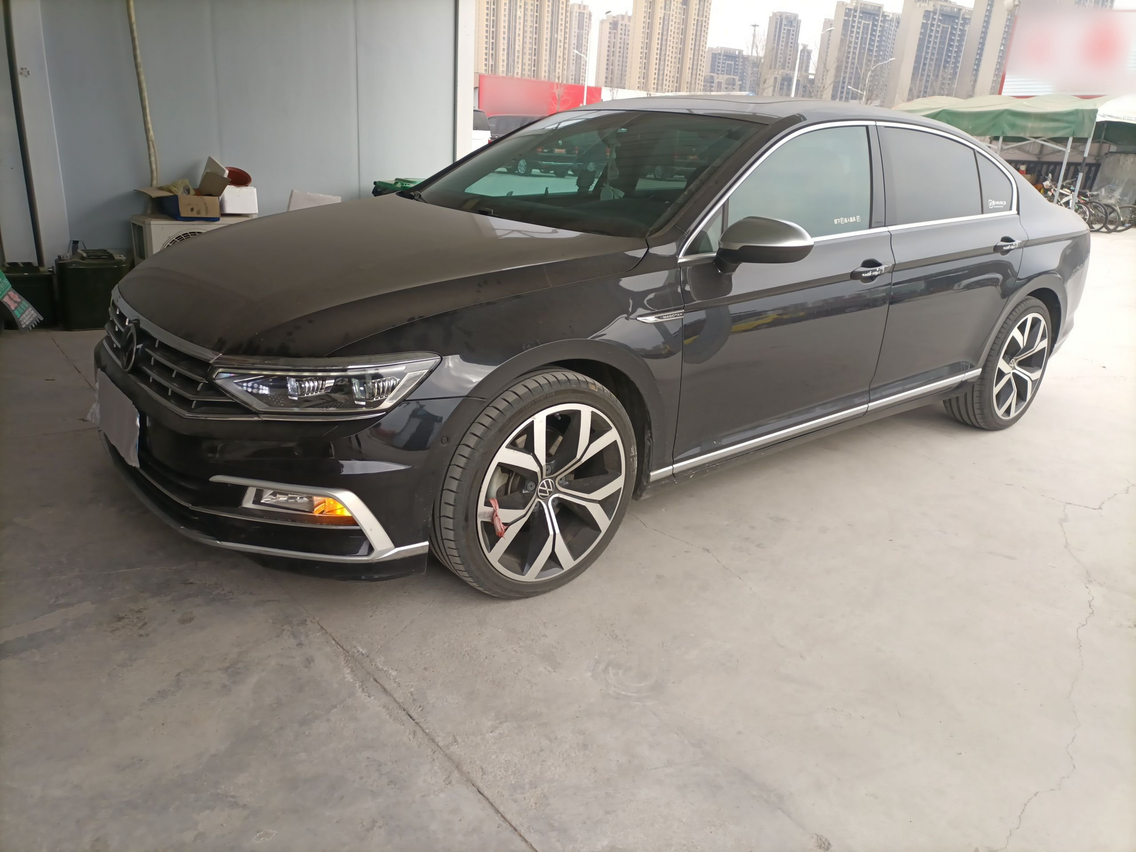 Под передней частью автомобиля