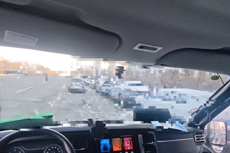 Used JMC Fushun 2023 2.0T Manual Short-Wheelbase Mid-Roof Commercial Van Transporter 2/3 Seats
