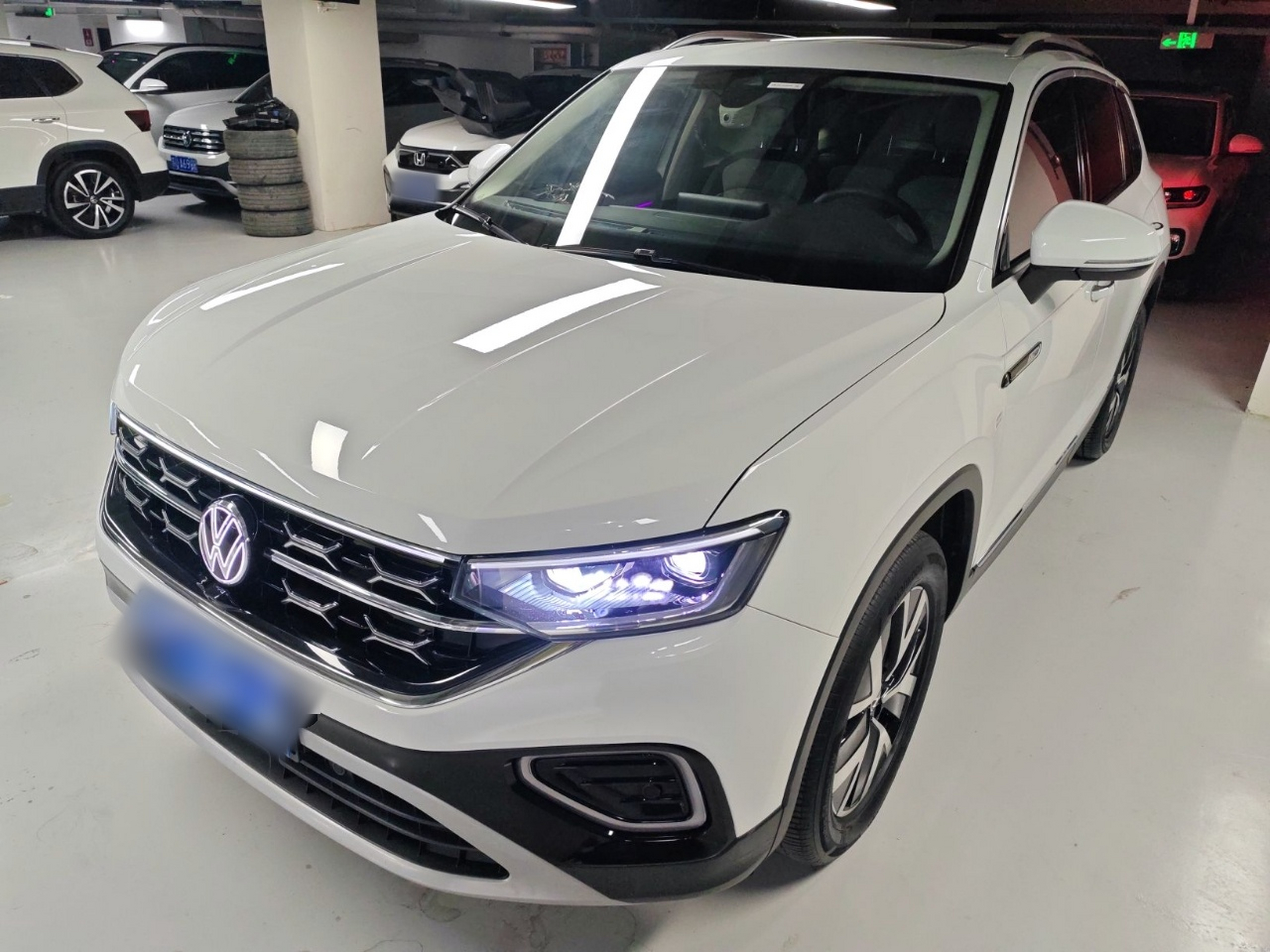 تحت مقدمة السيارة