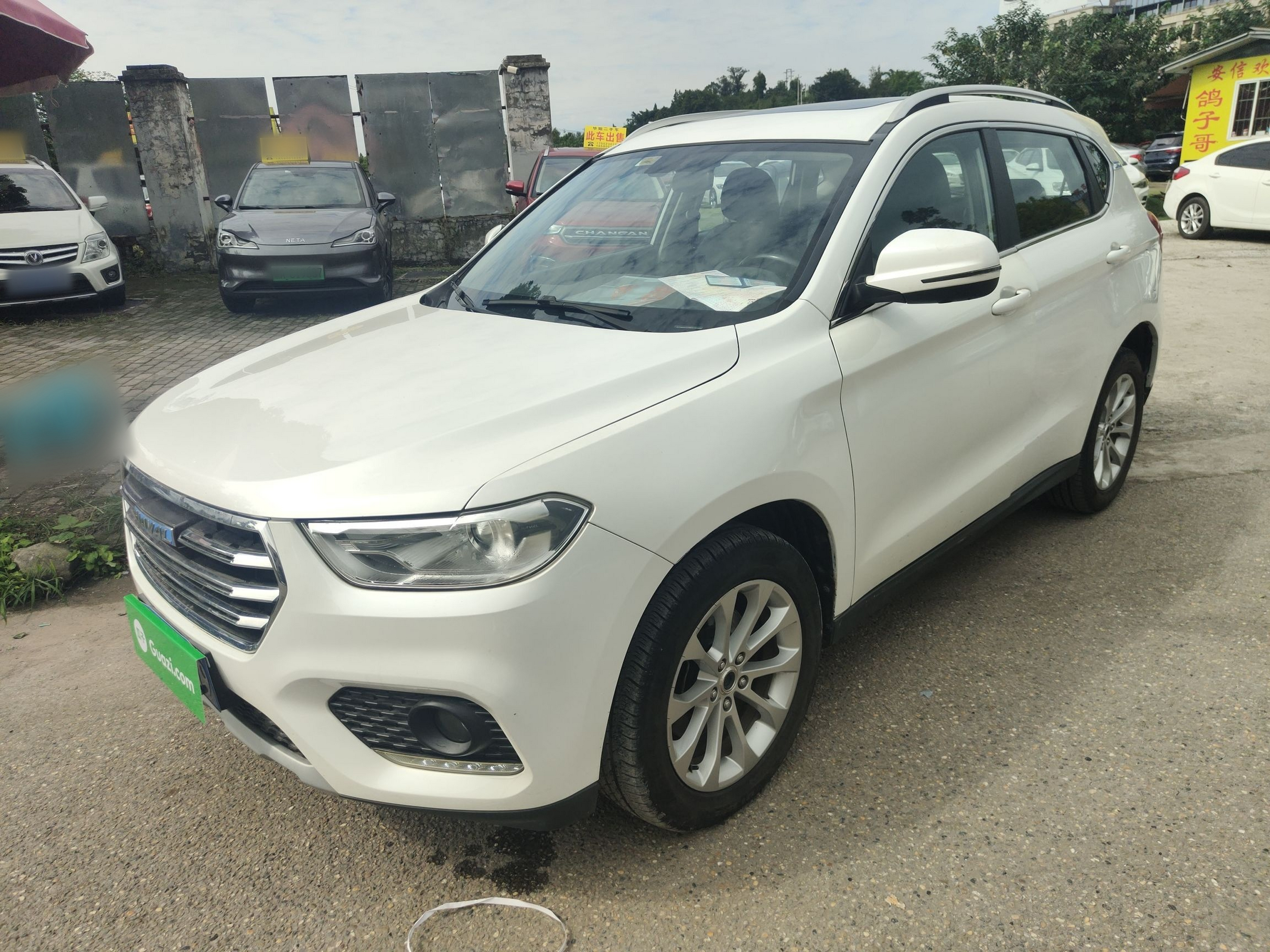 Под передней частью автомобиля