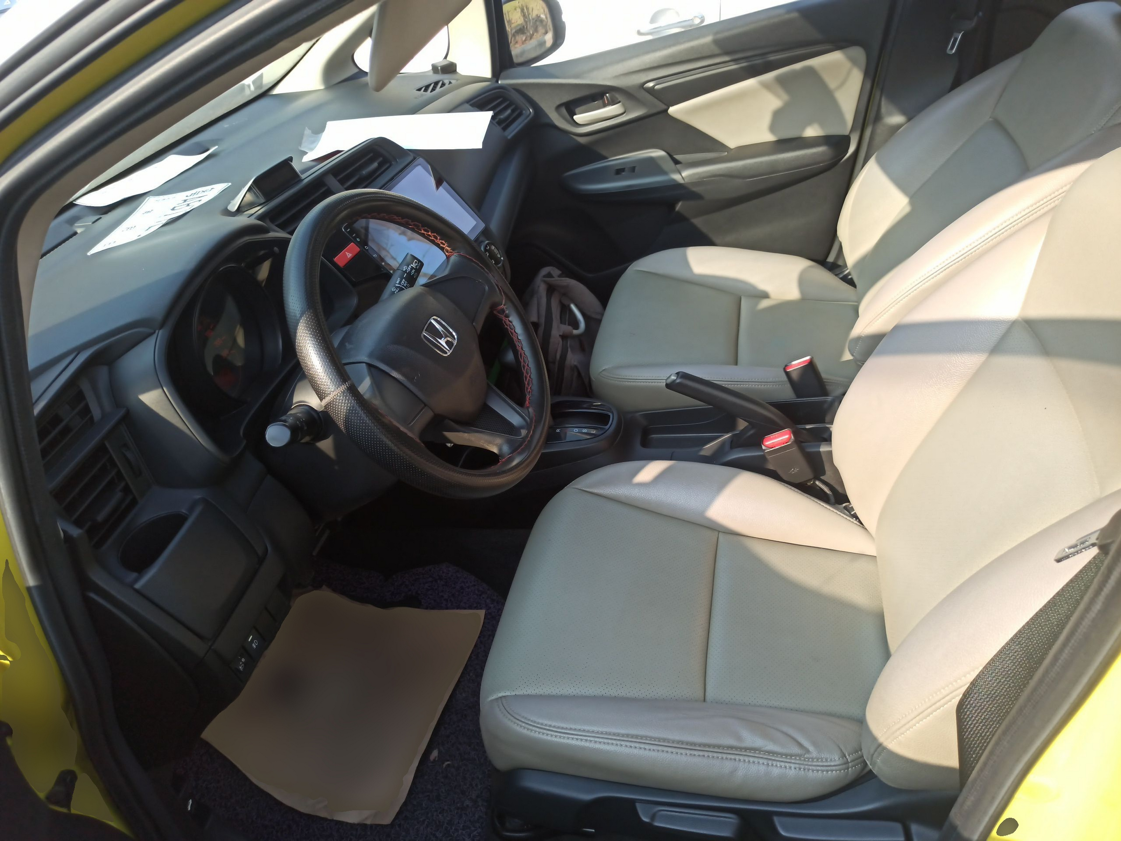 Переднее сиденье в автомобиле