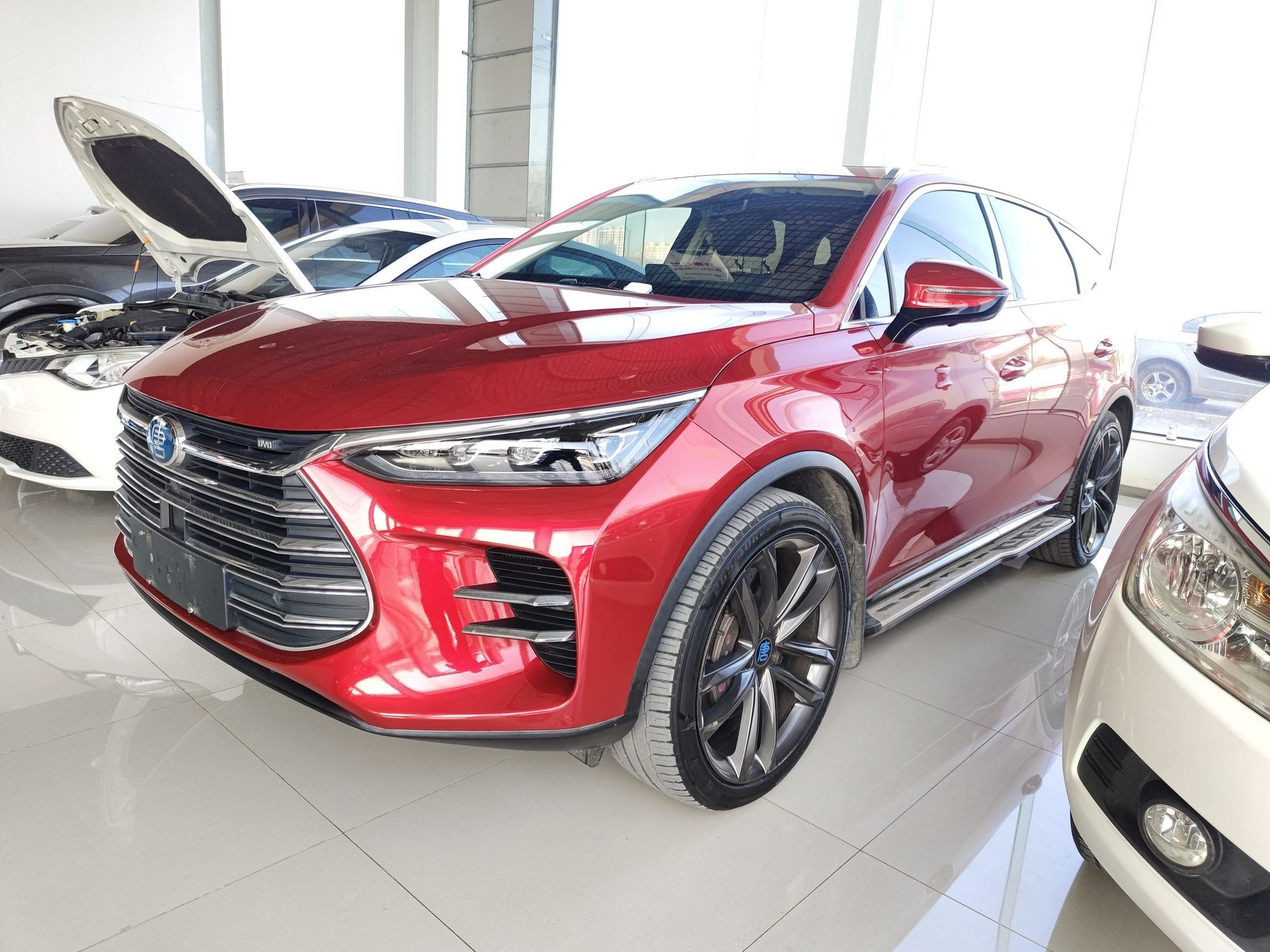 تحت مقدمة السيارة