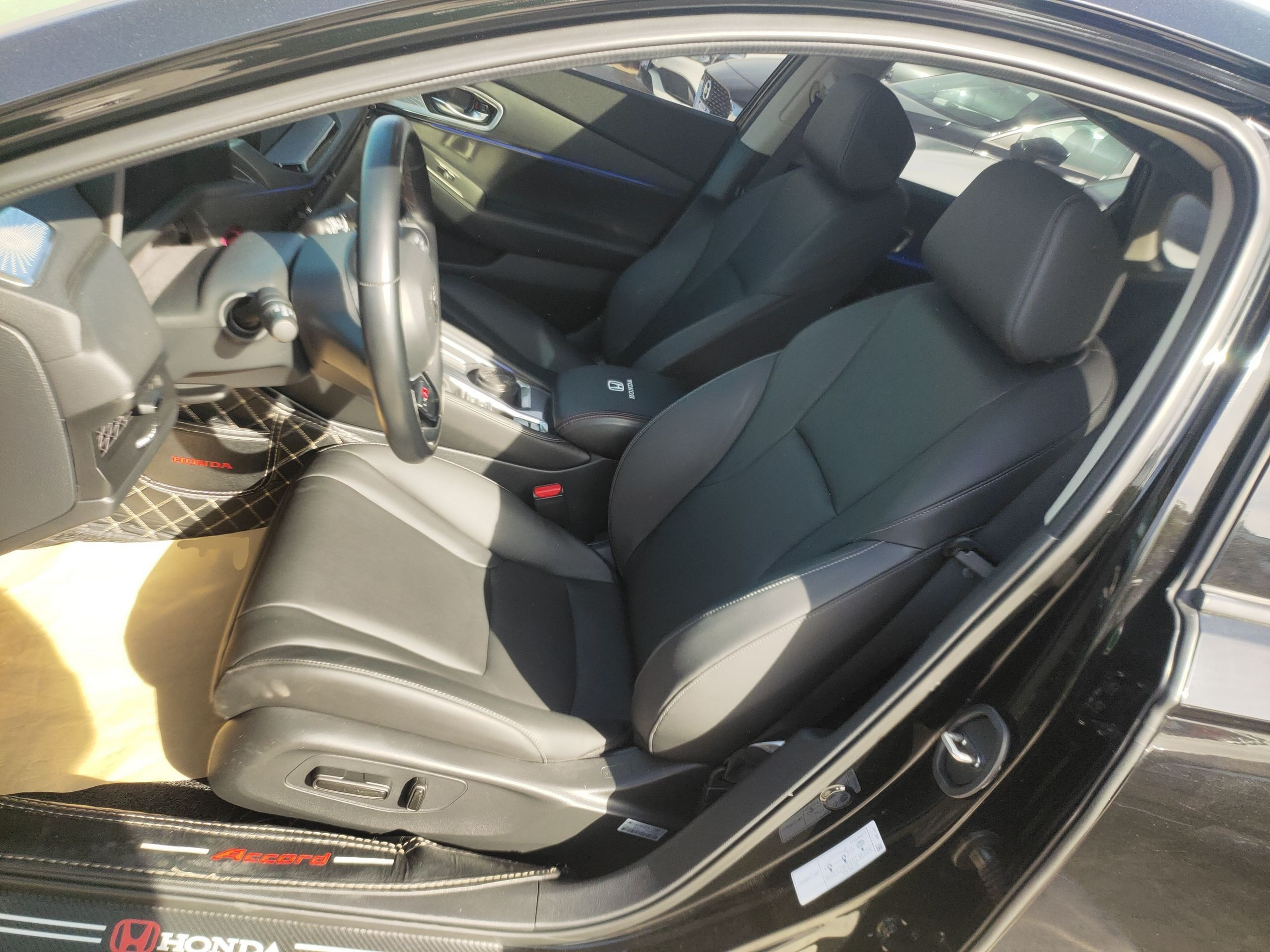 Переднее сиденье в автомобиле