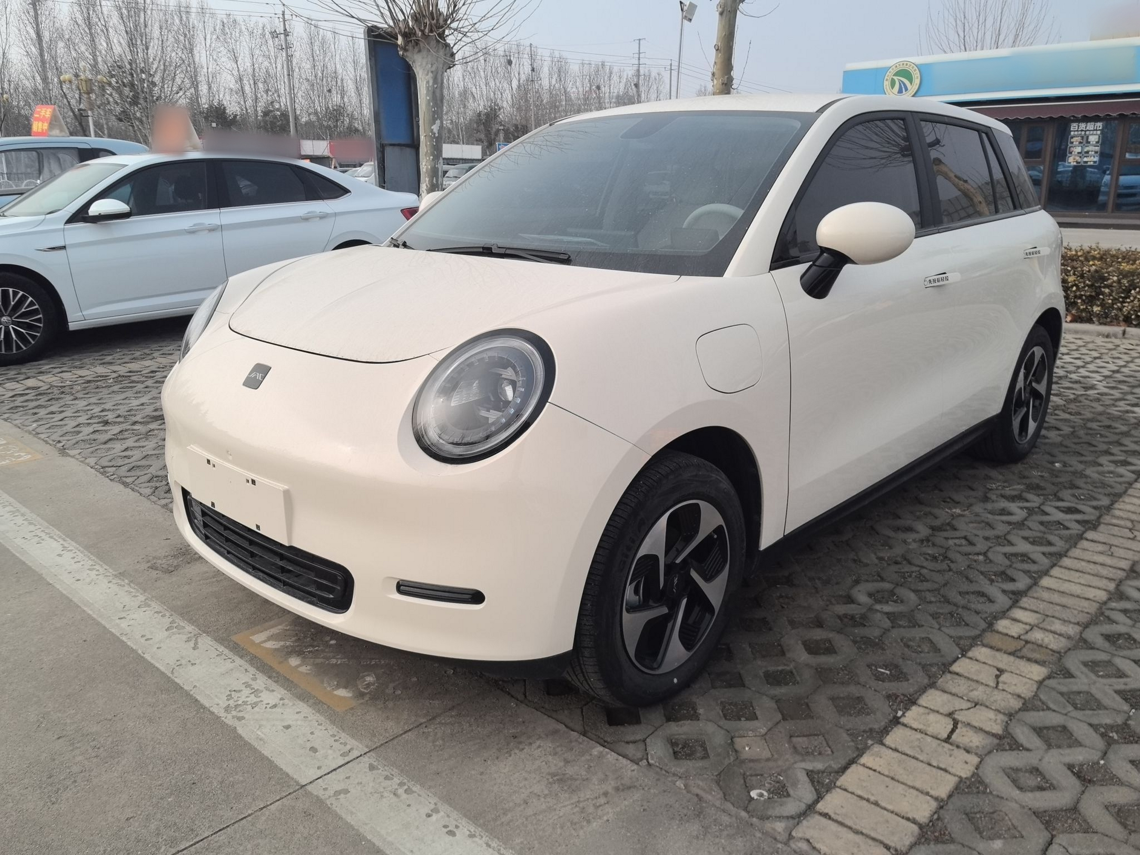 Под передней частью автомобиля