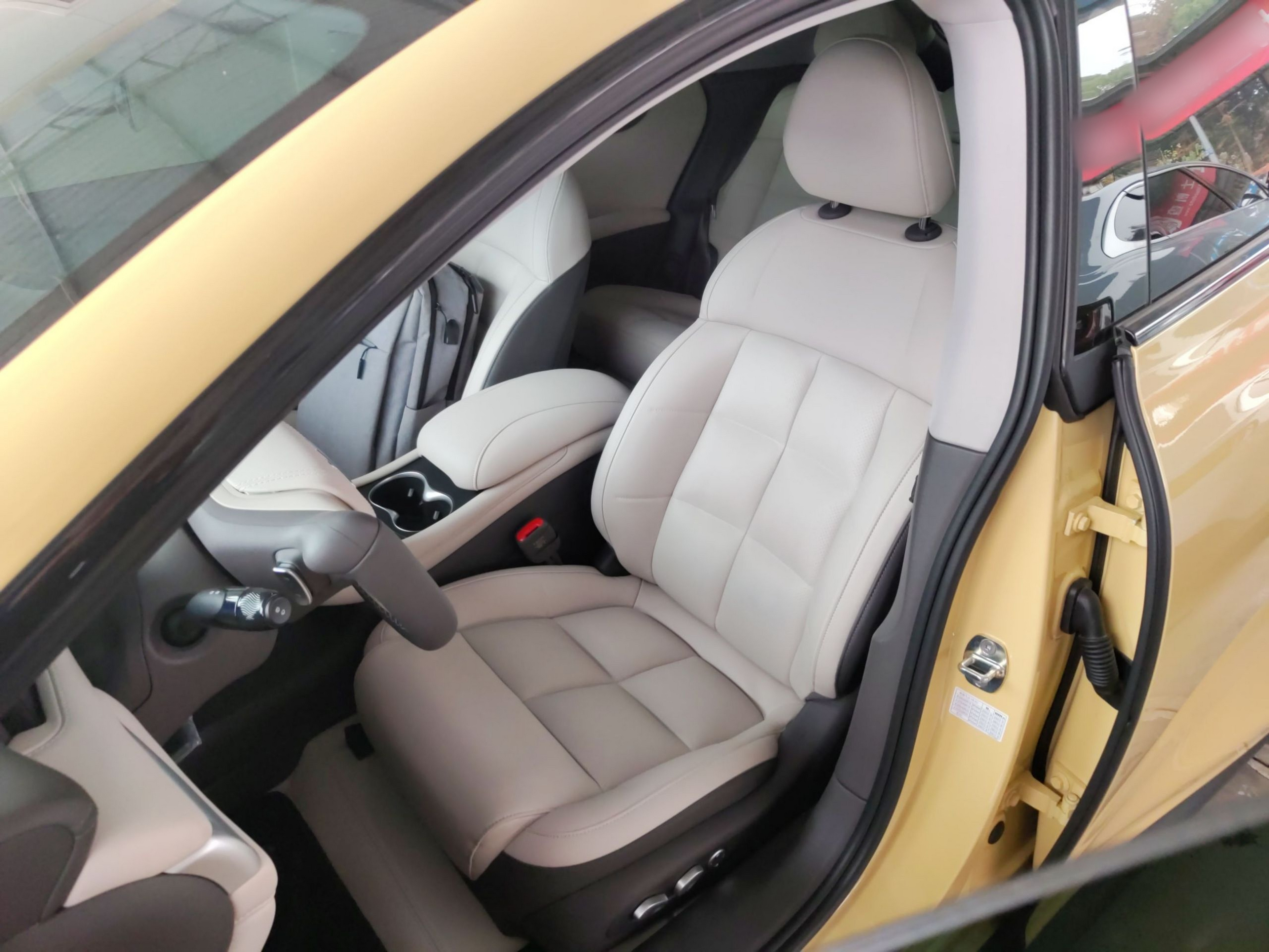 المقاعد الأمامية داخل السيارة