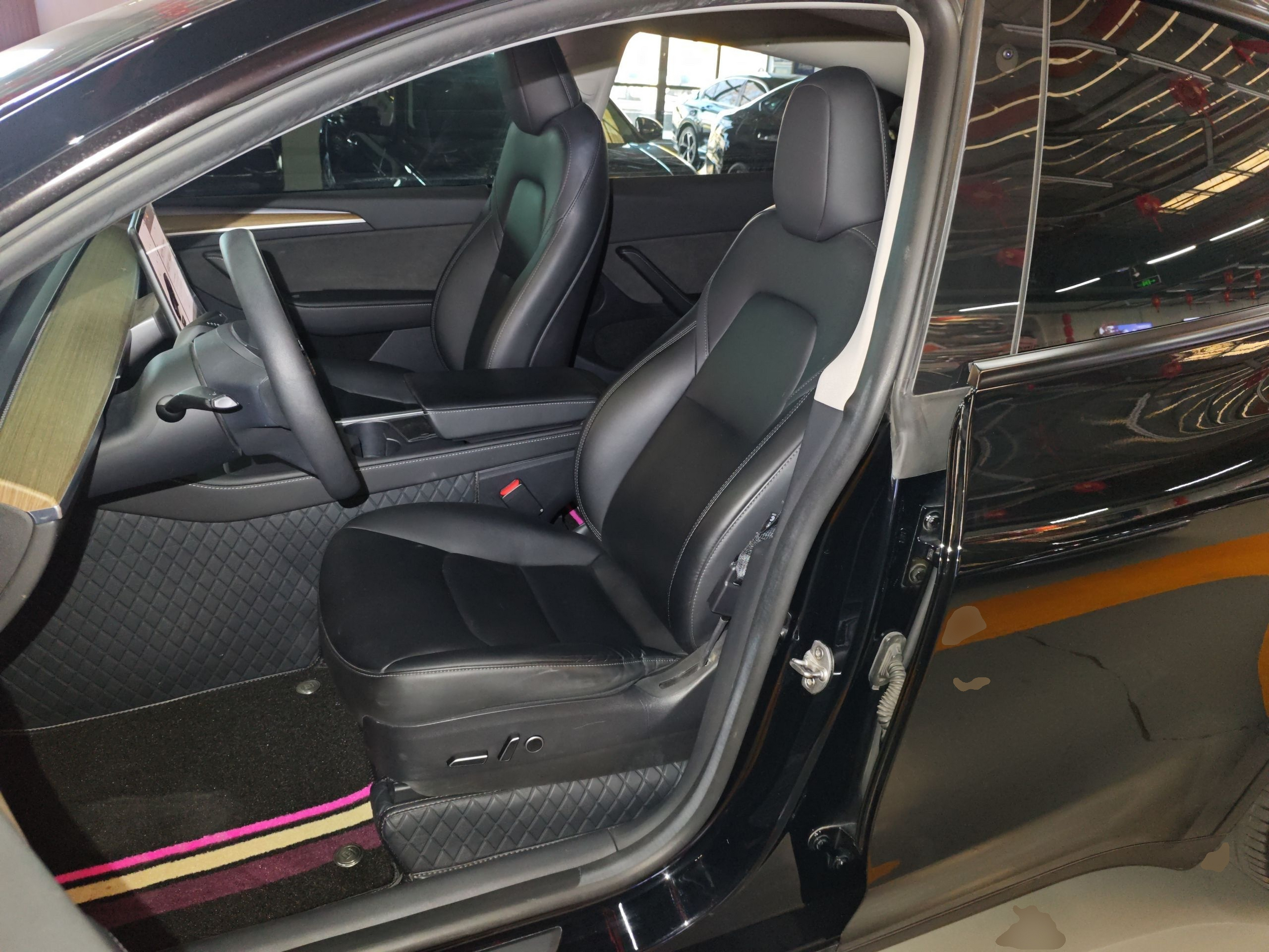 المقاعد الأمامية داخل السيارة