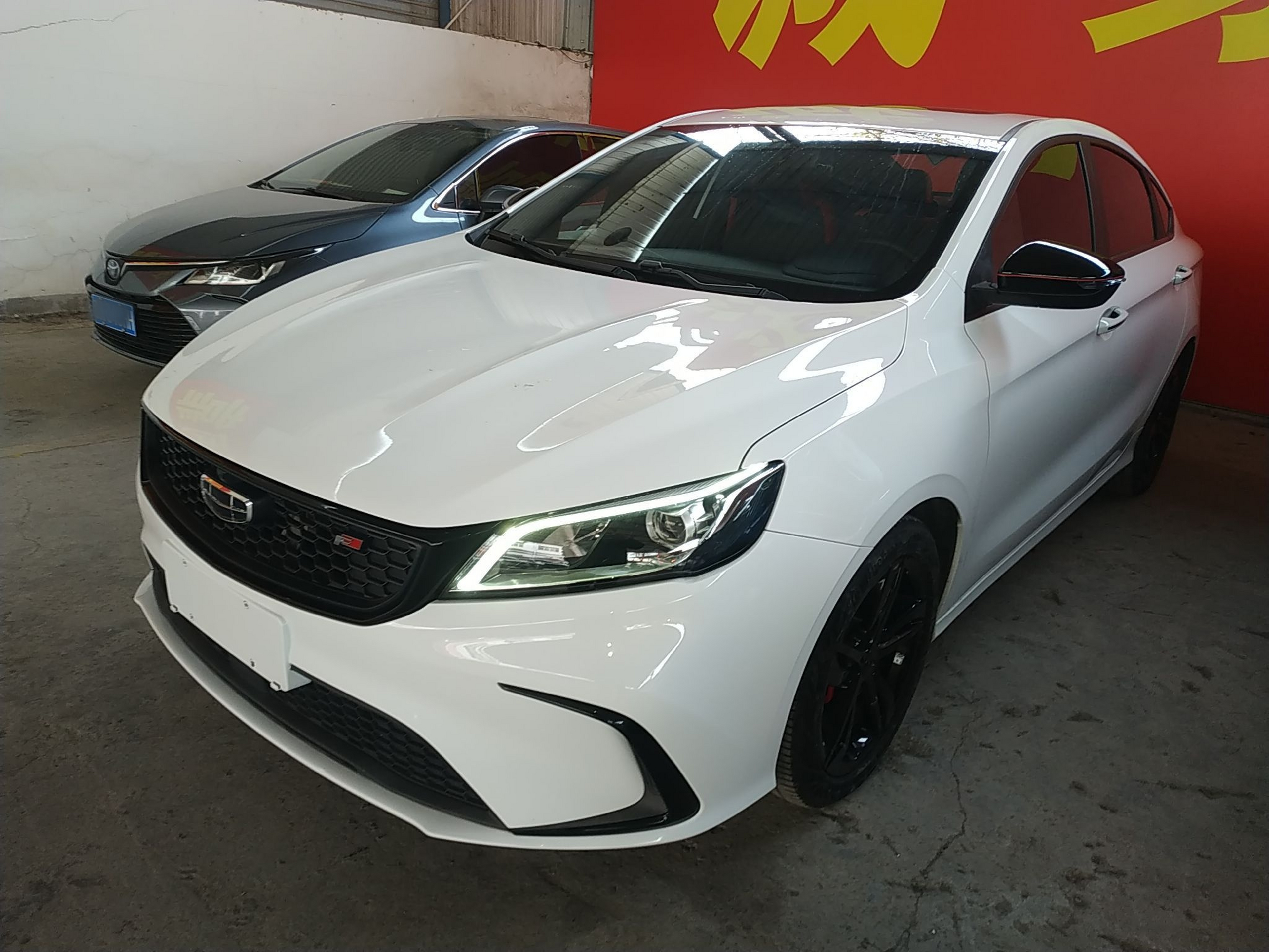 تحت مقدمة السيارة