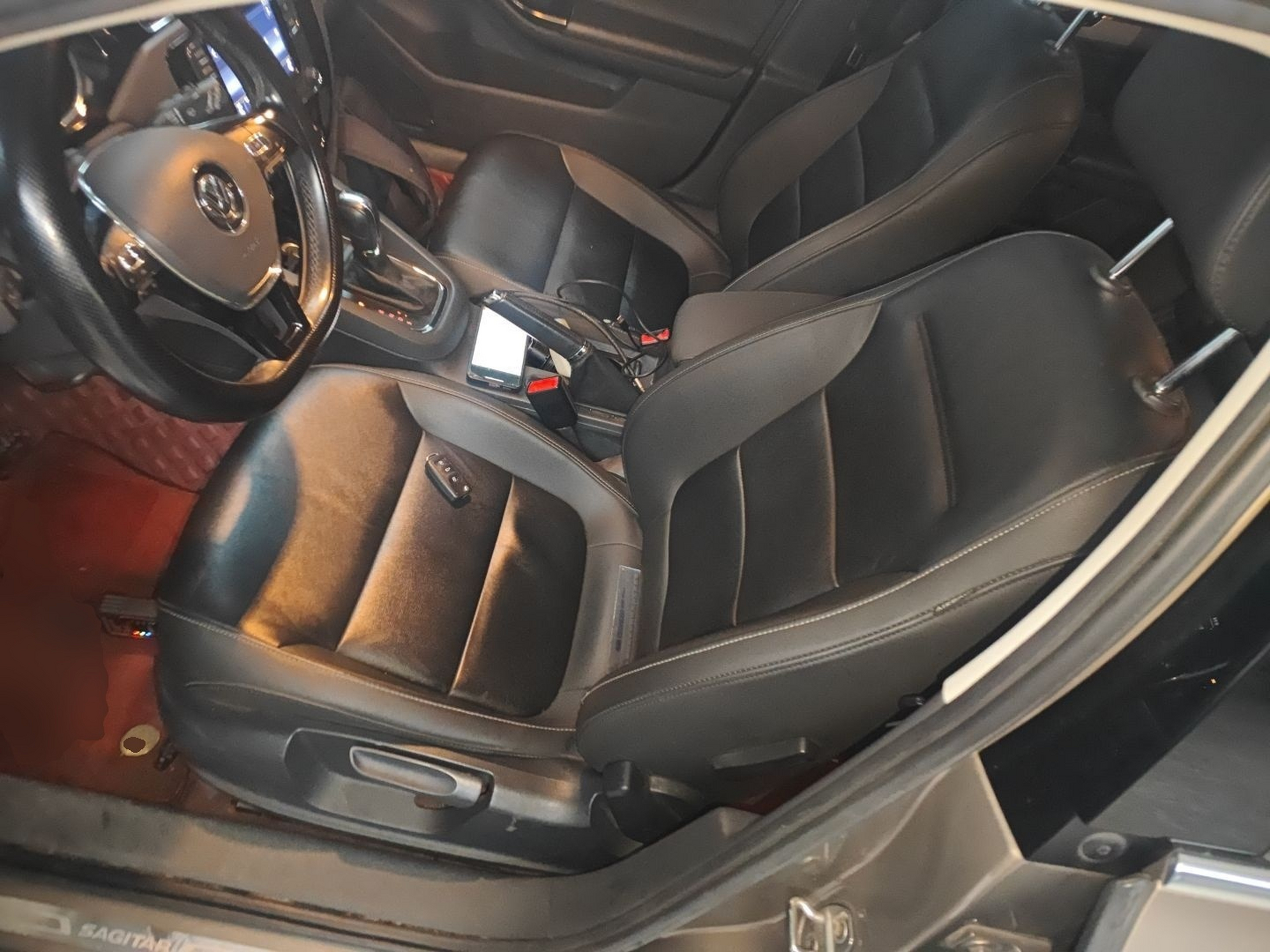 المقاعد الأمامية داخل السيارة