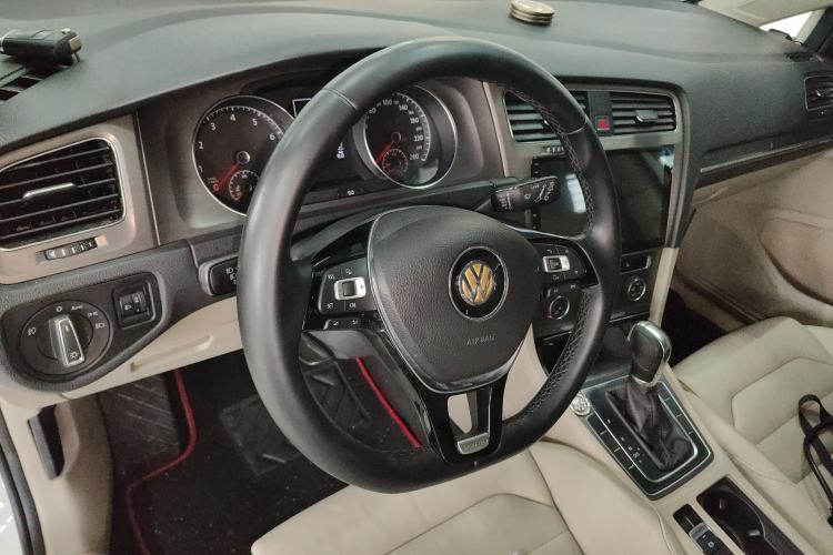 Used Volkswagen Golf 2016 230TSI Automatic Luxury Version
