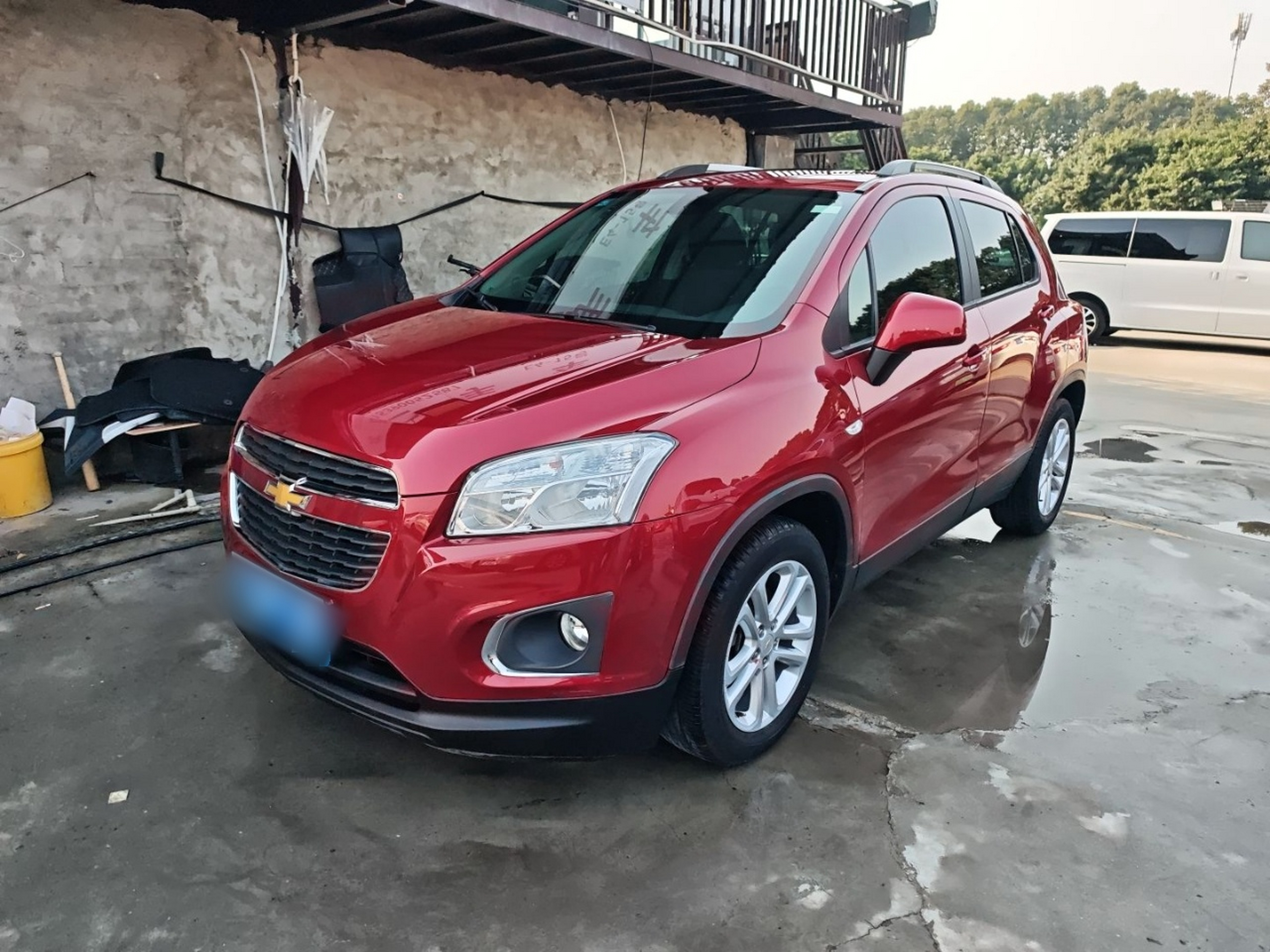 Под передней частью автомобиля