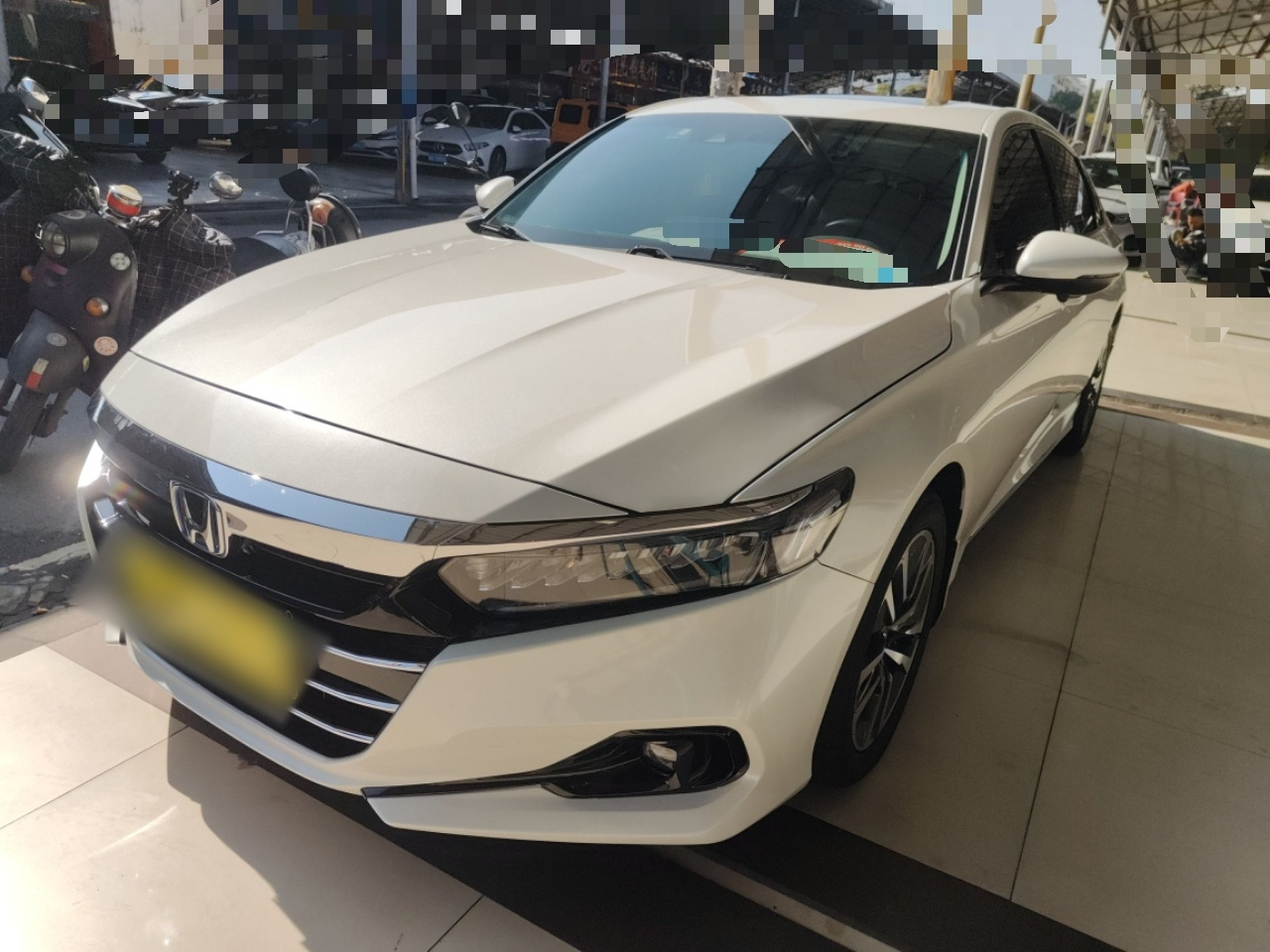 تحت مقدمة السيارة