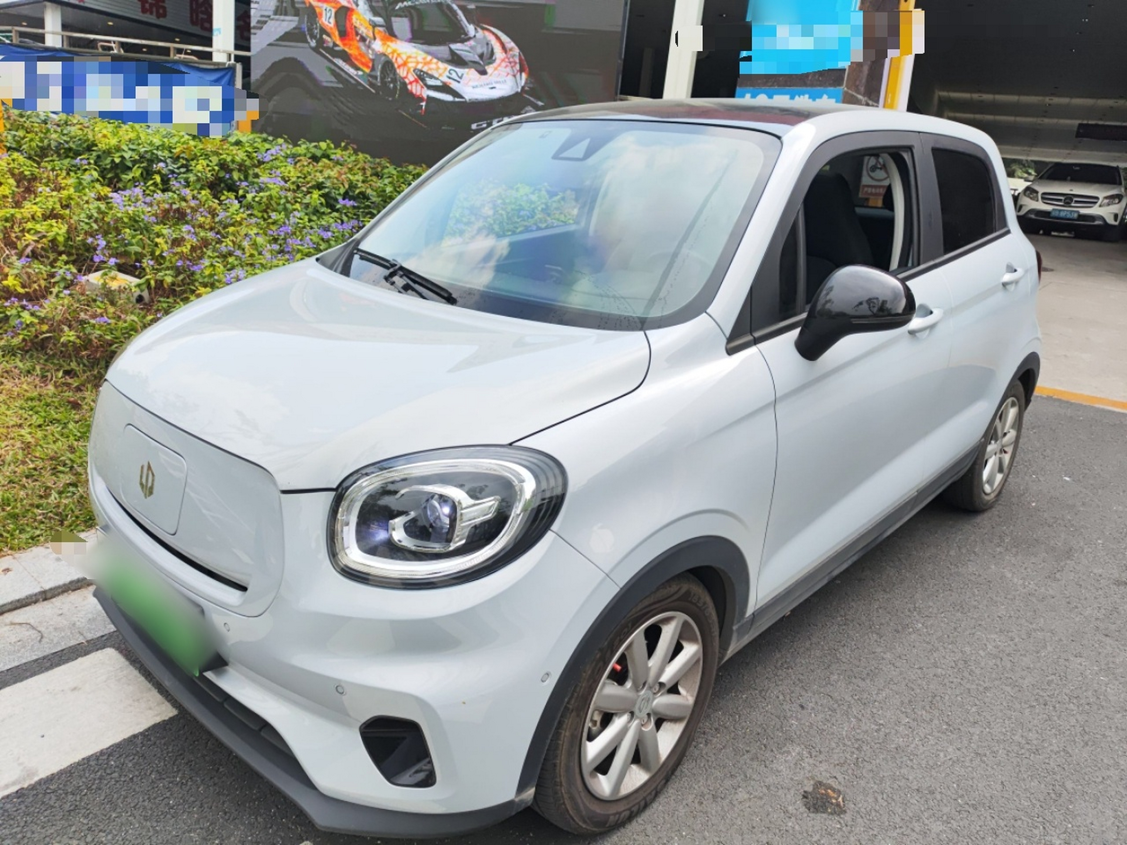 Под передней частью автомобиля