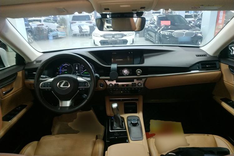 Used Lexus ES 2015 300h Luxury Edition
