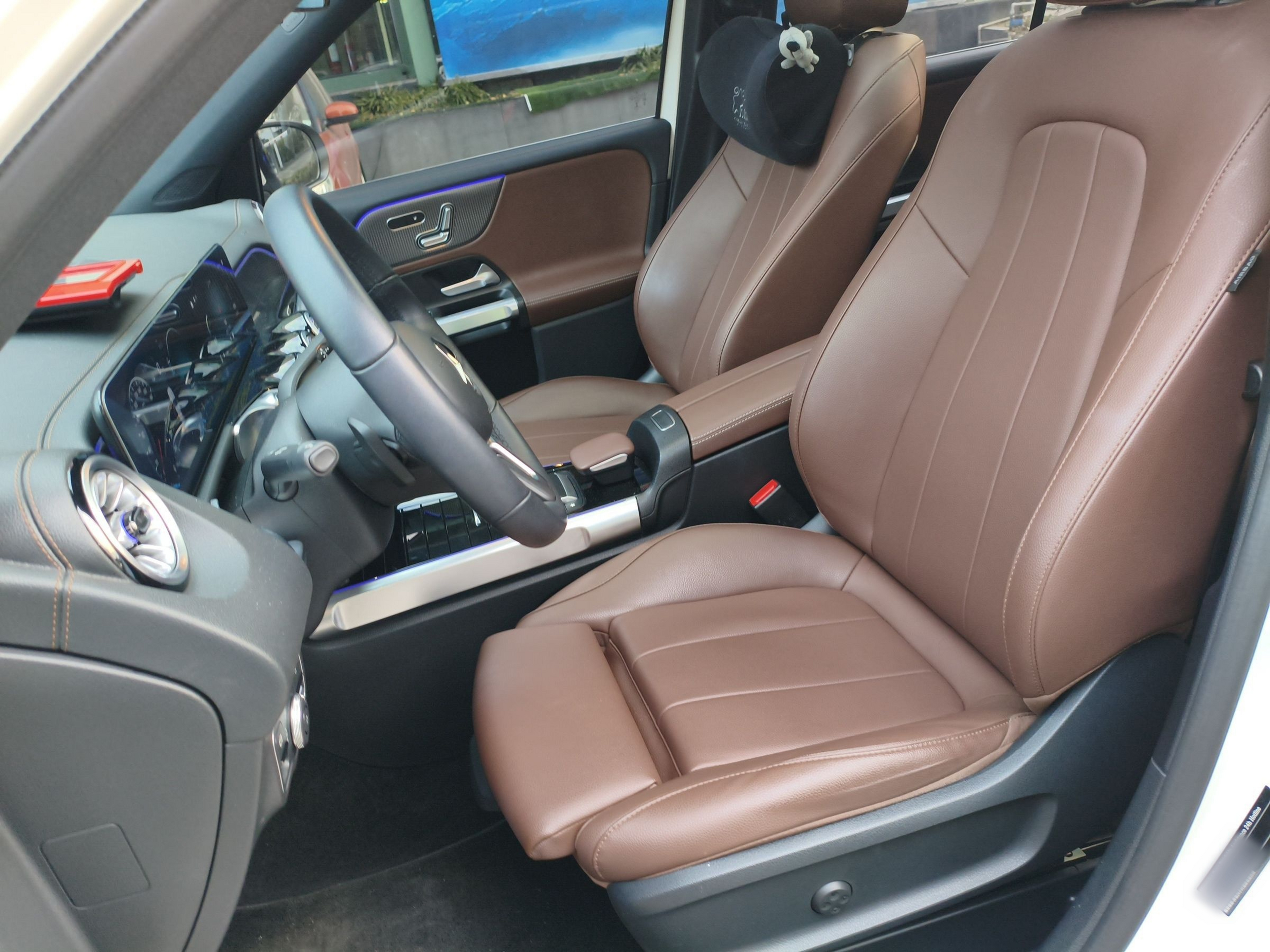 المقاعد الأمامية داخل السيارة