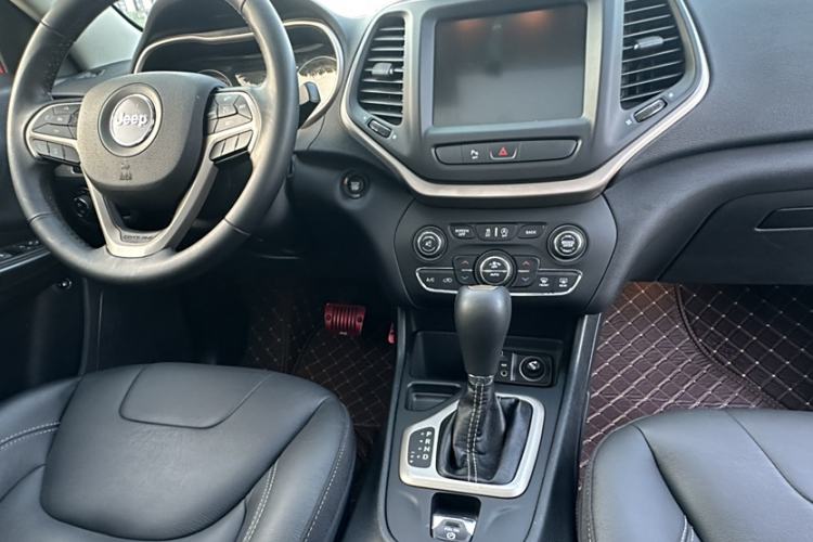 Used  Cherokee 2017 2.4L Leading Smart Edition
