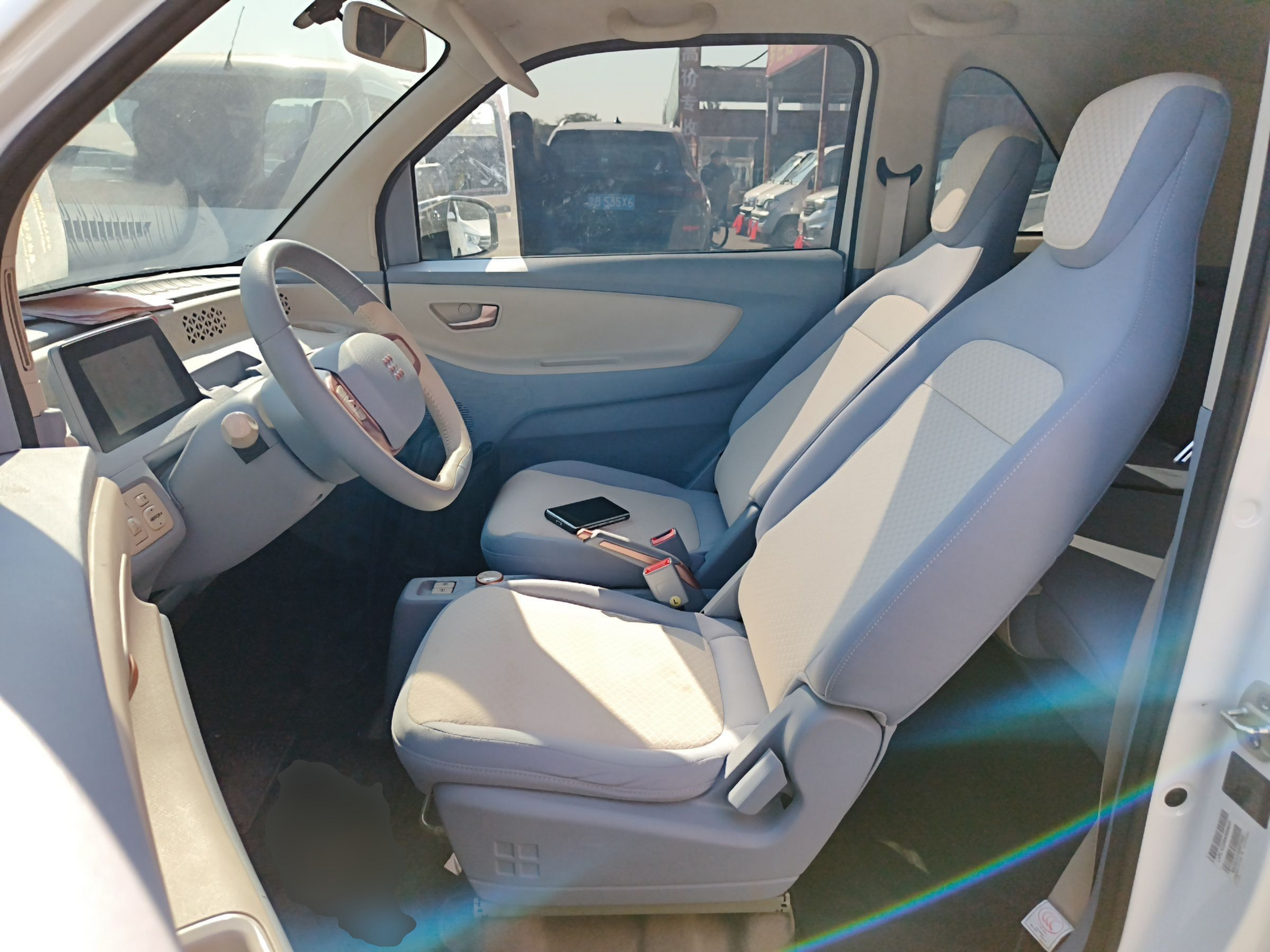 المقاعد الأمامية داخل السيارة