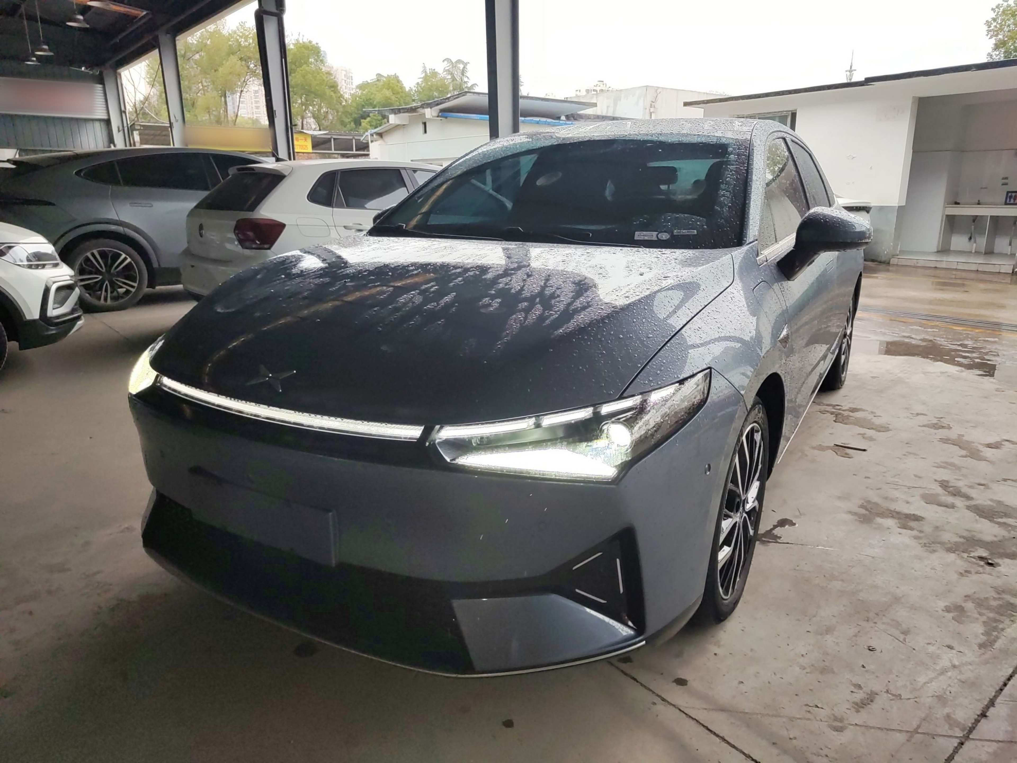 تحت مقدمة السيارة