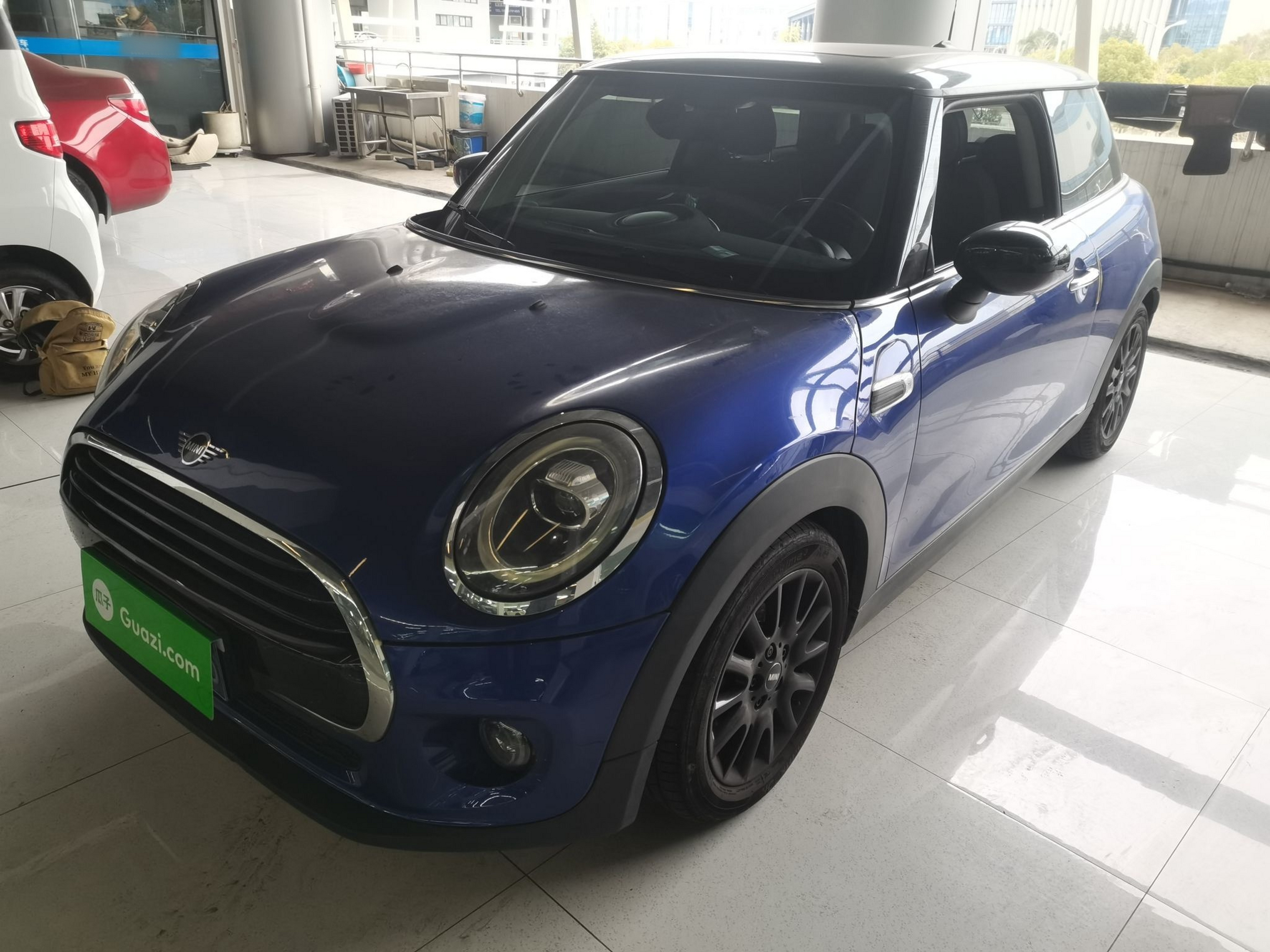 Под передней частью автомобиля