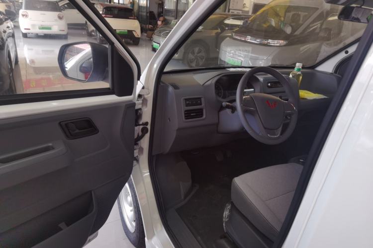 Used Wuling Yangguang 2024 300KM Comfort Version Passenger Van 75kW
