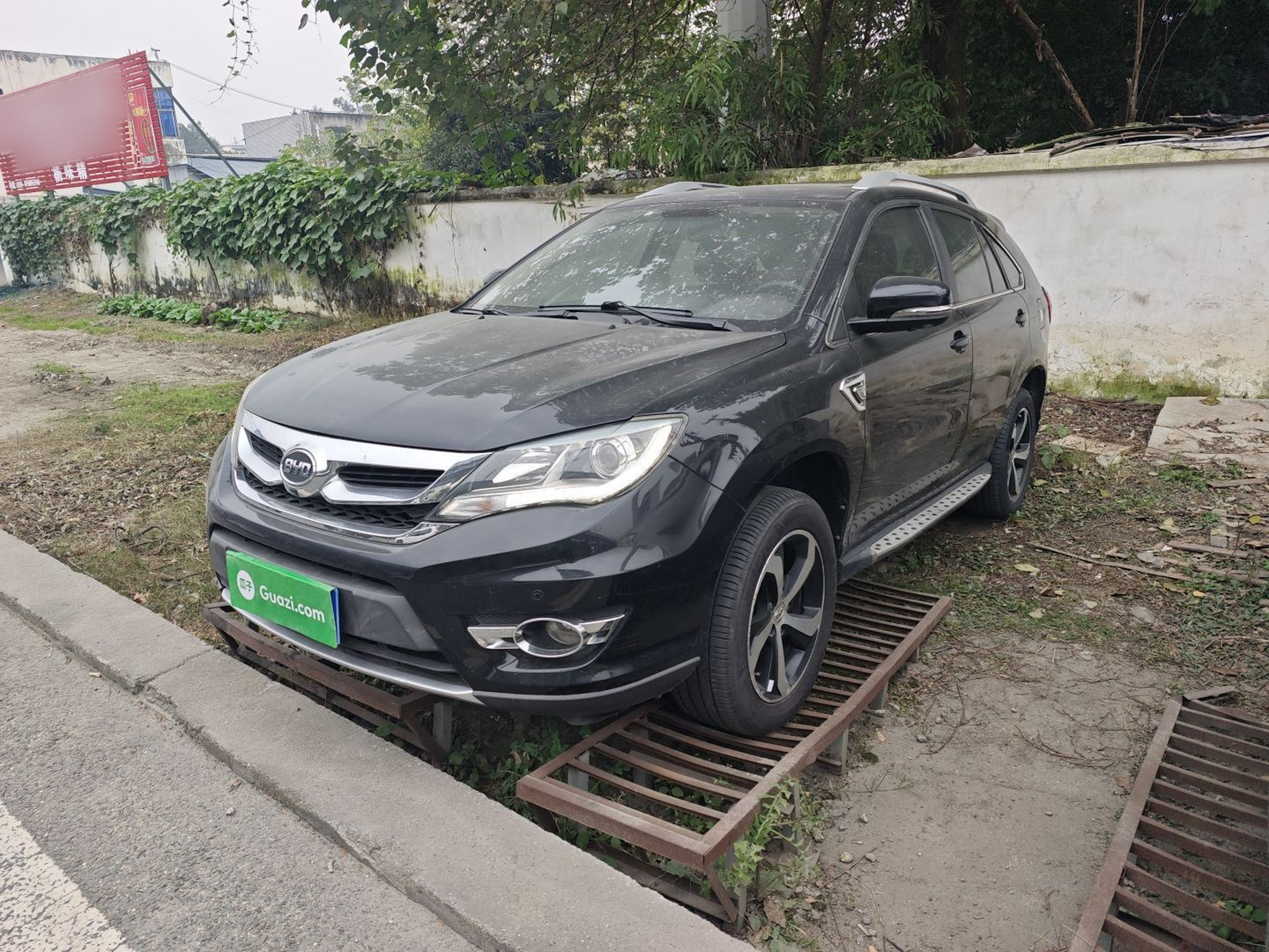 Под передней частью автомобиля