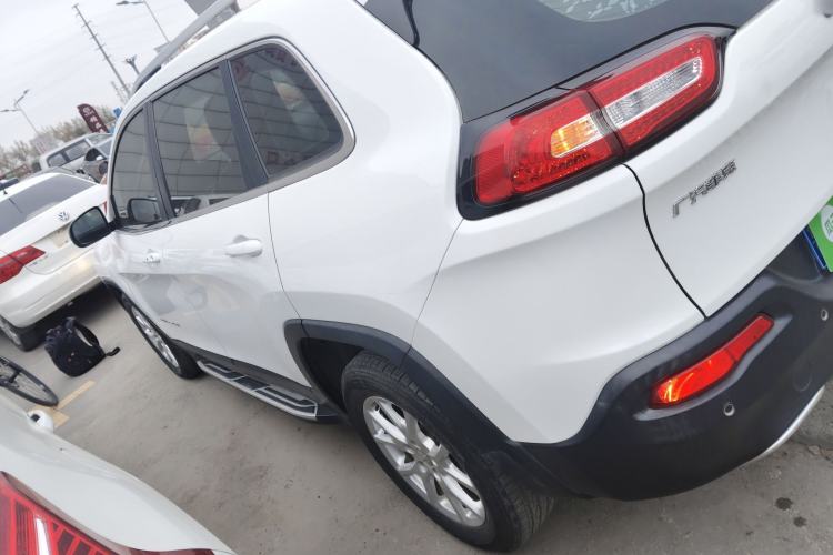 Used  Cherokee 2017 2.0L Superior Edition