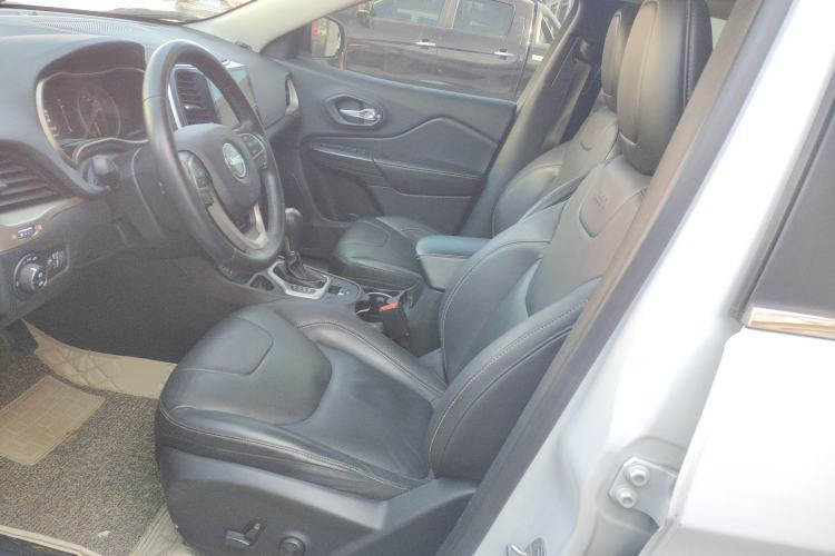 Used  Cherokee 2016 2.4L Leading Edition
