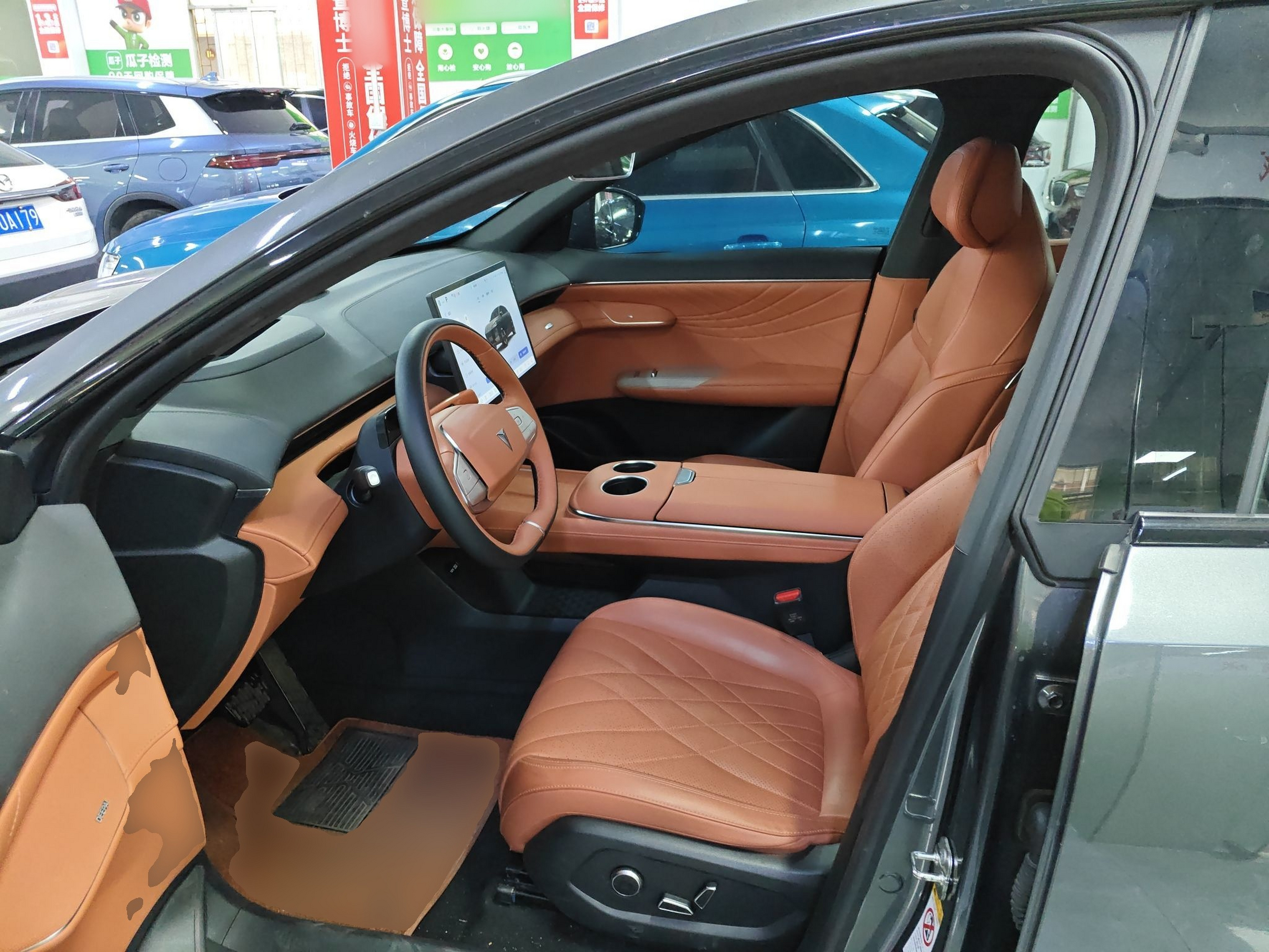 المقاعد الأمامية داخل السيارة