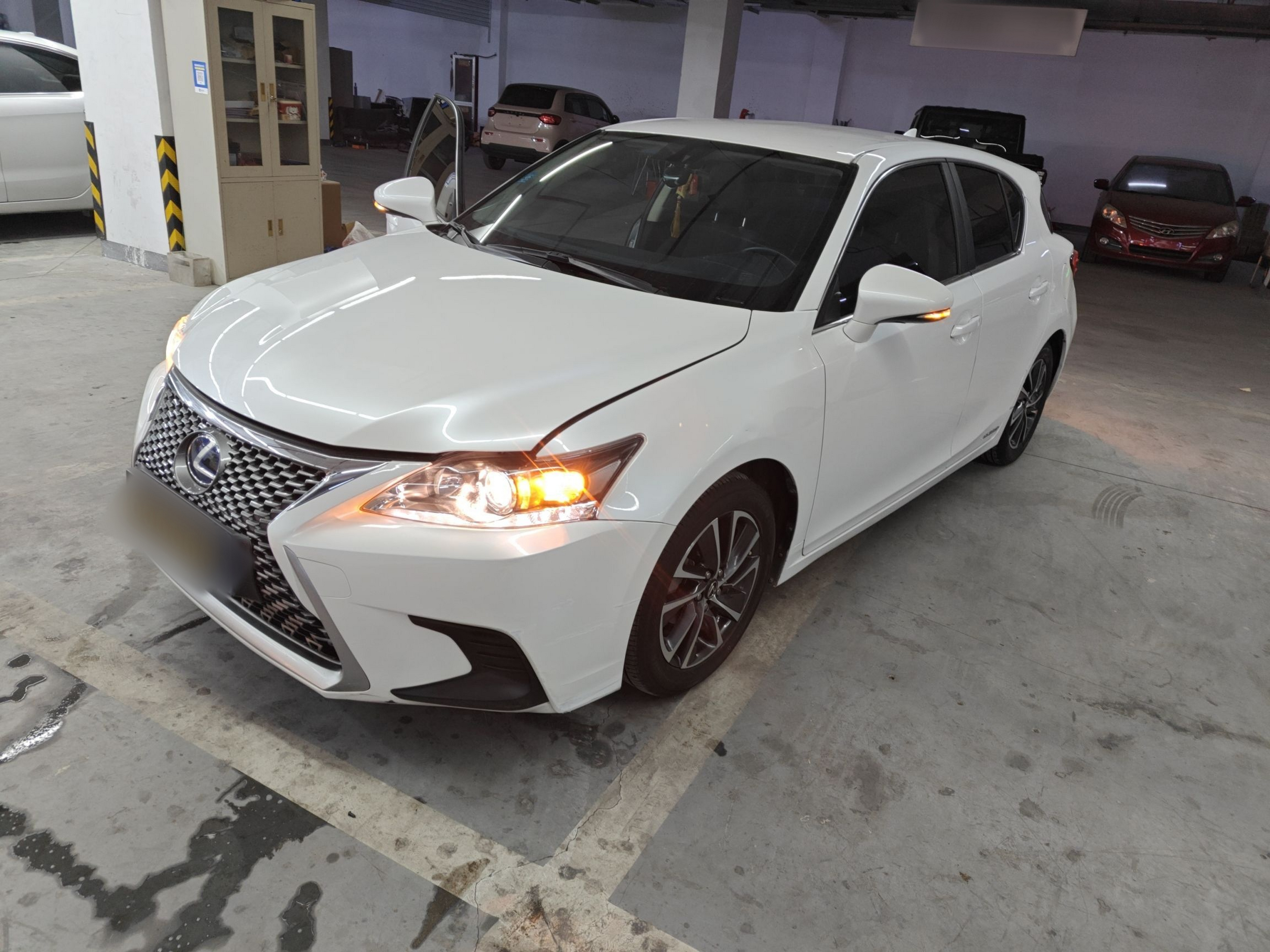 Под передней частью автомобиля