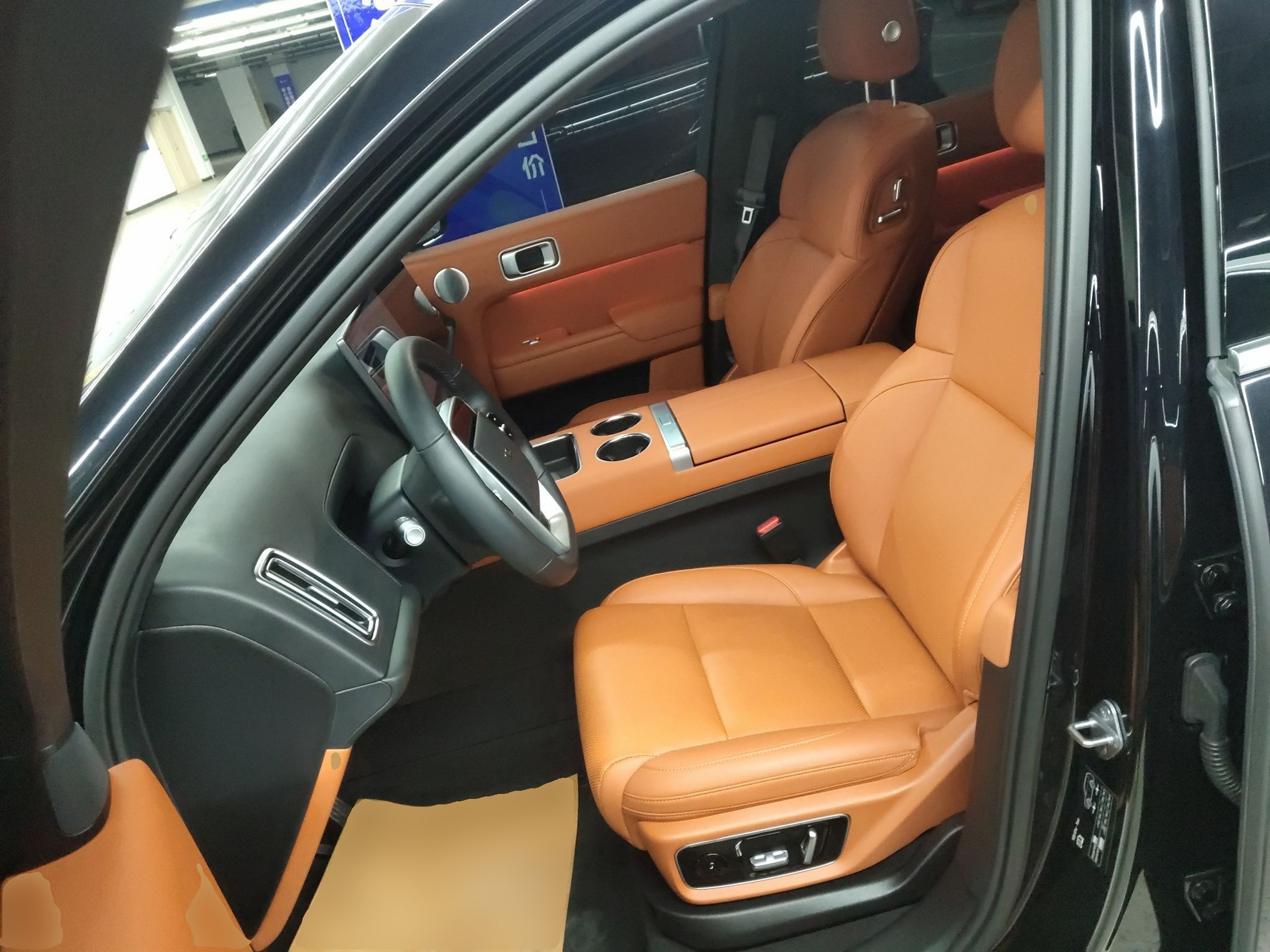 المقاعد الأمامية داخل السيارة