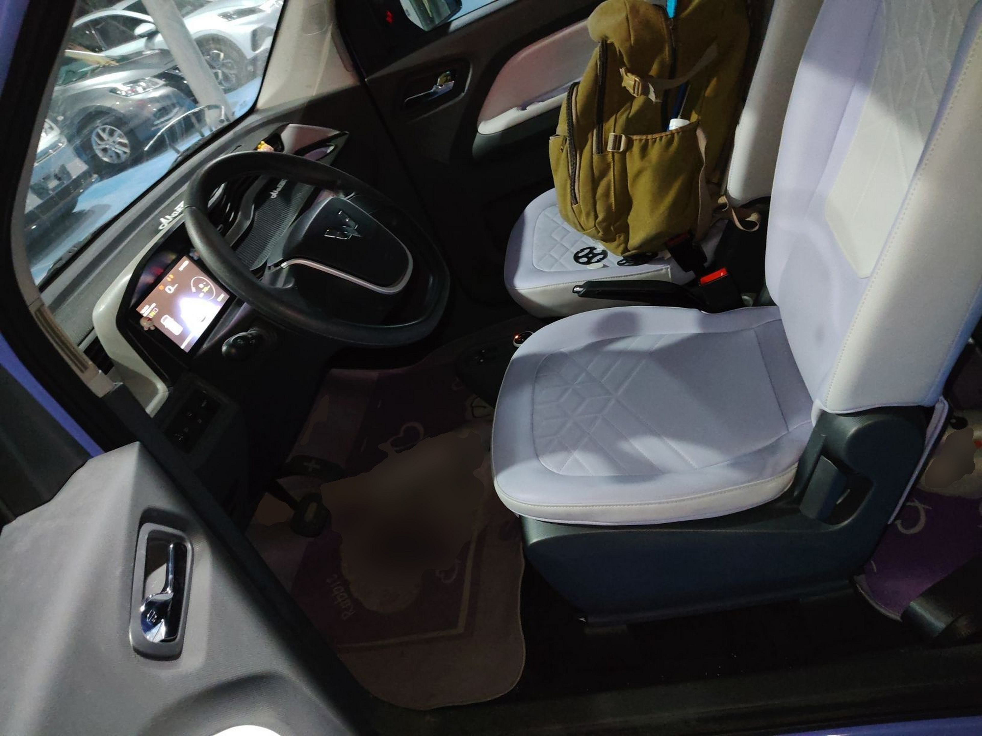 المقاعد الأمامية داخل السيارة