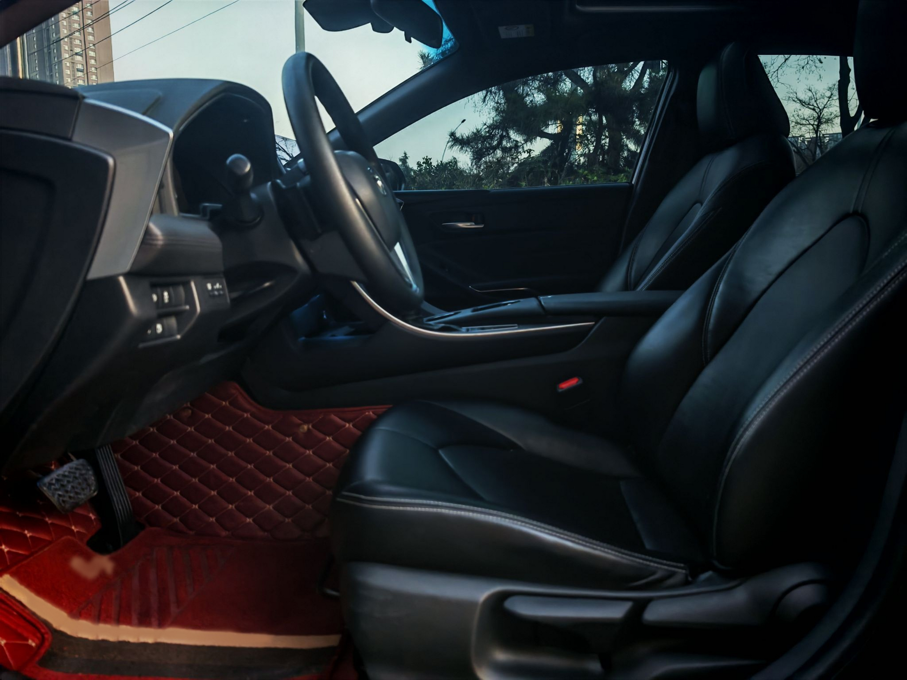 المقاعد الأمامية داخل السيارة