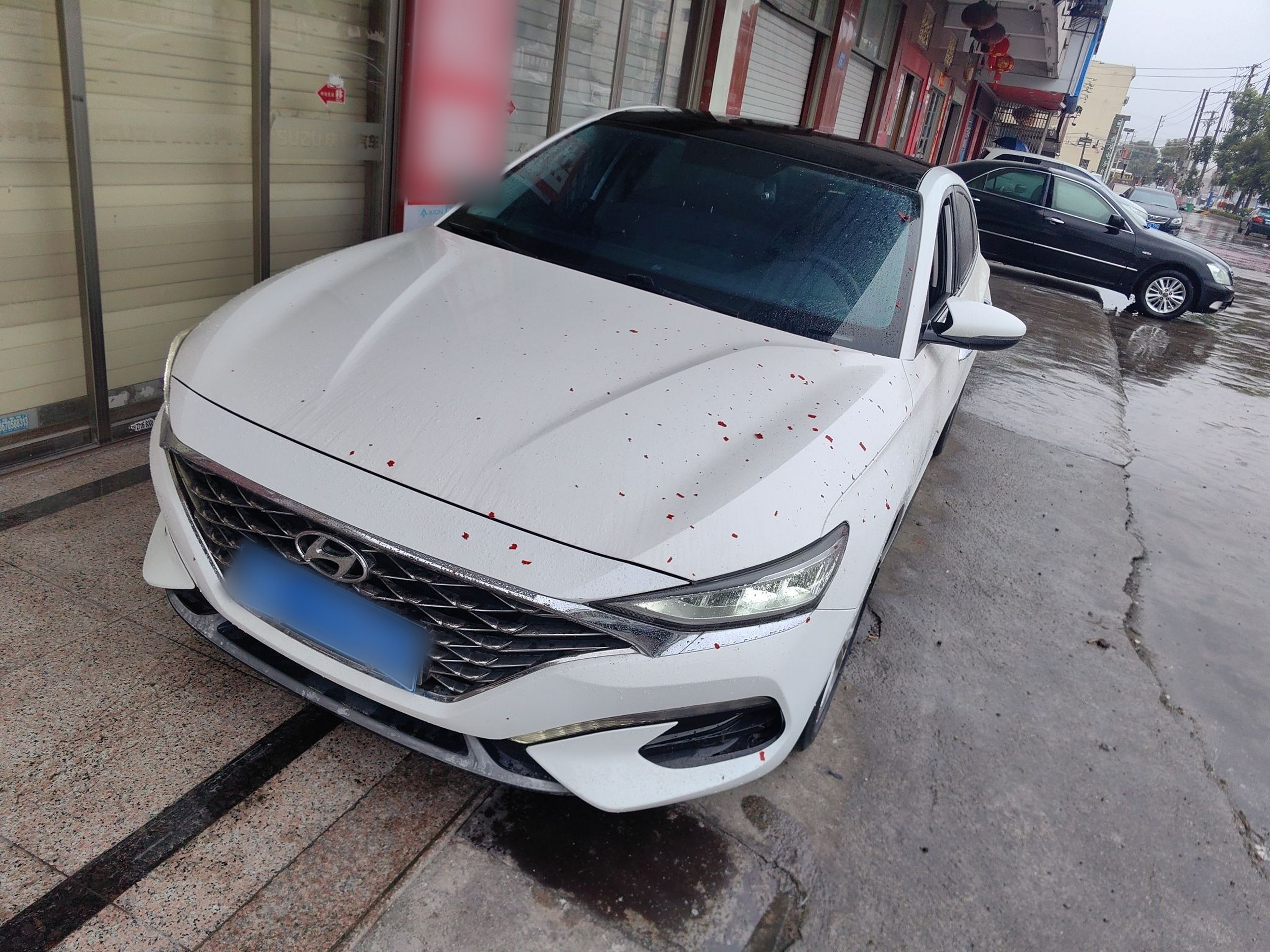 Под передней частью автомобиля