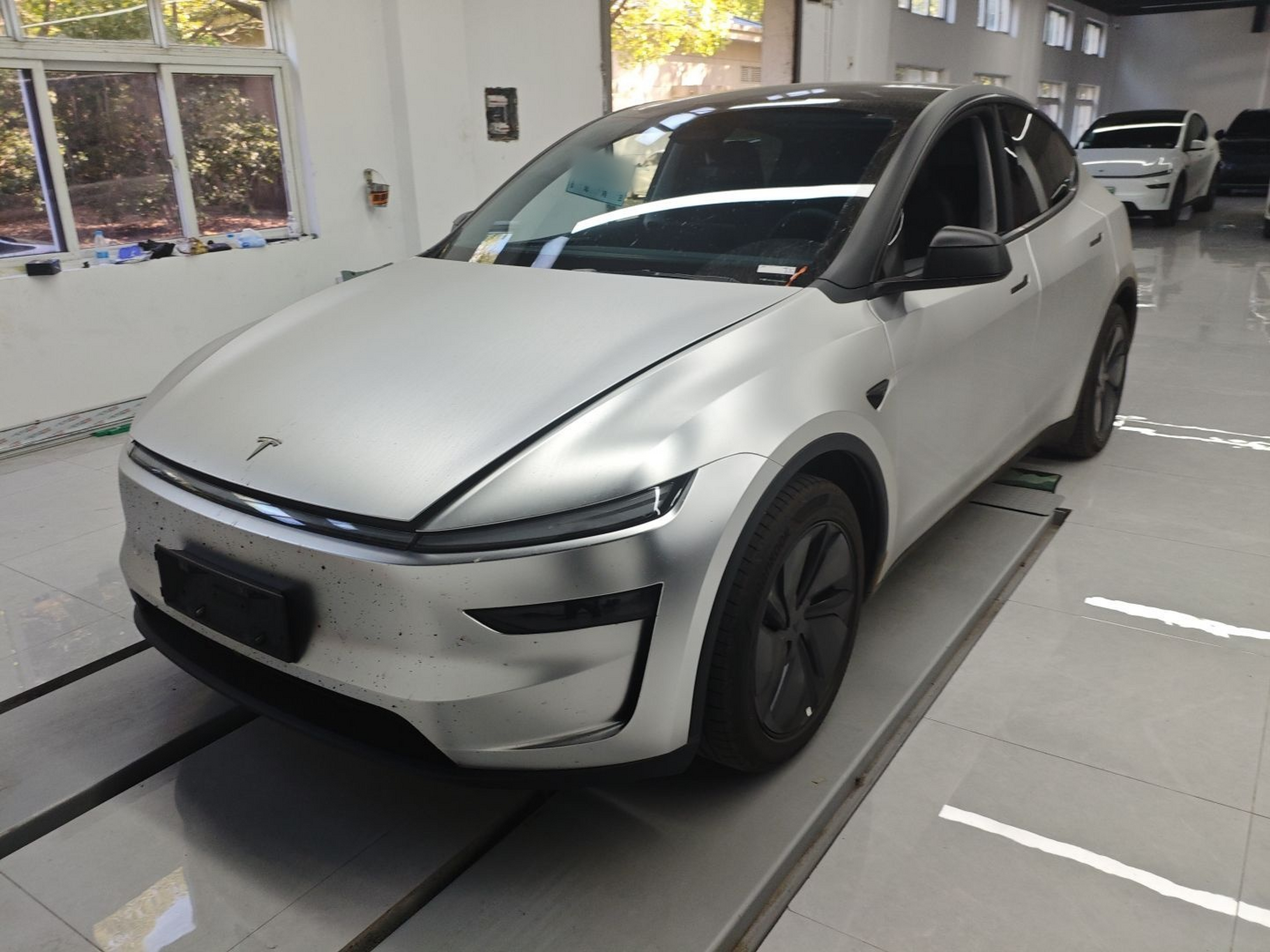 تحت مقدمة السيارة