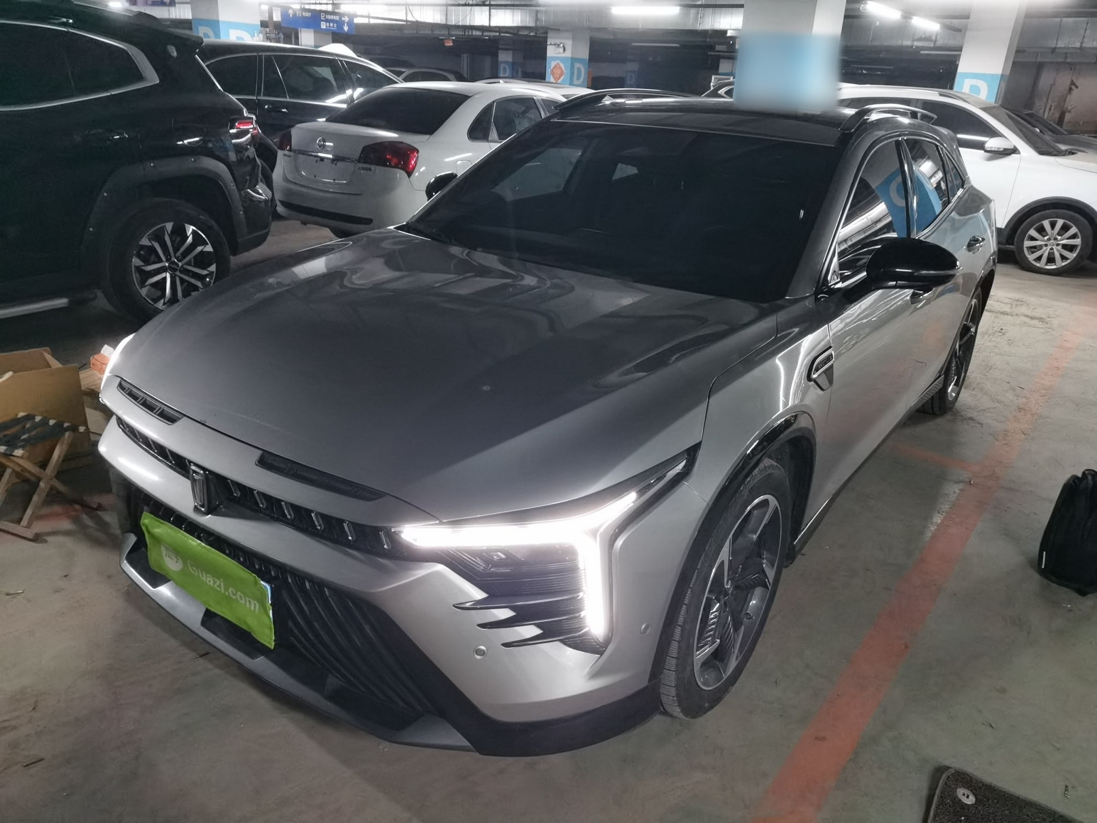 Под передней частью автомобиля