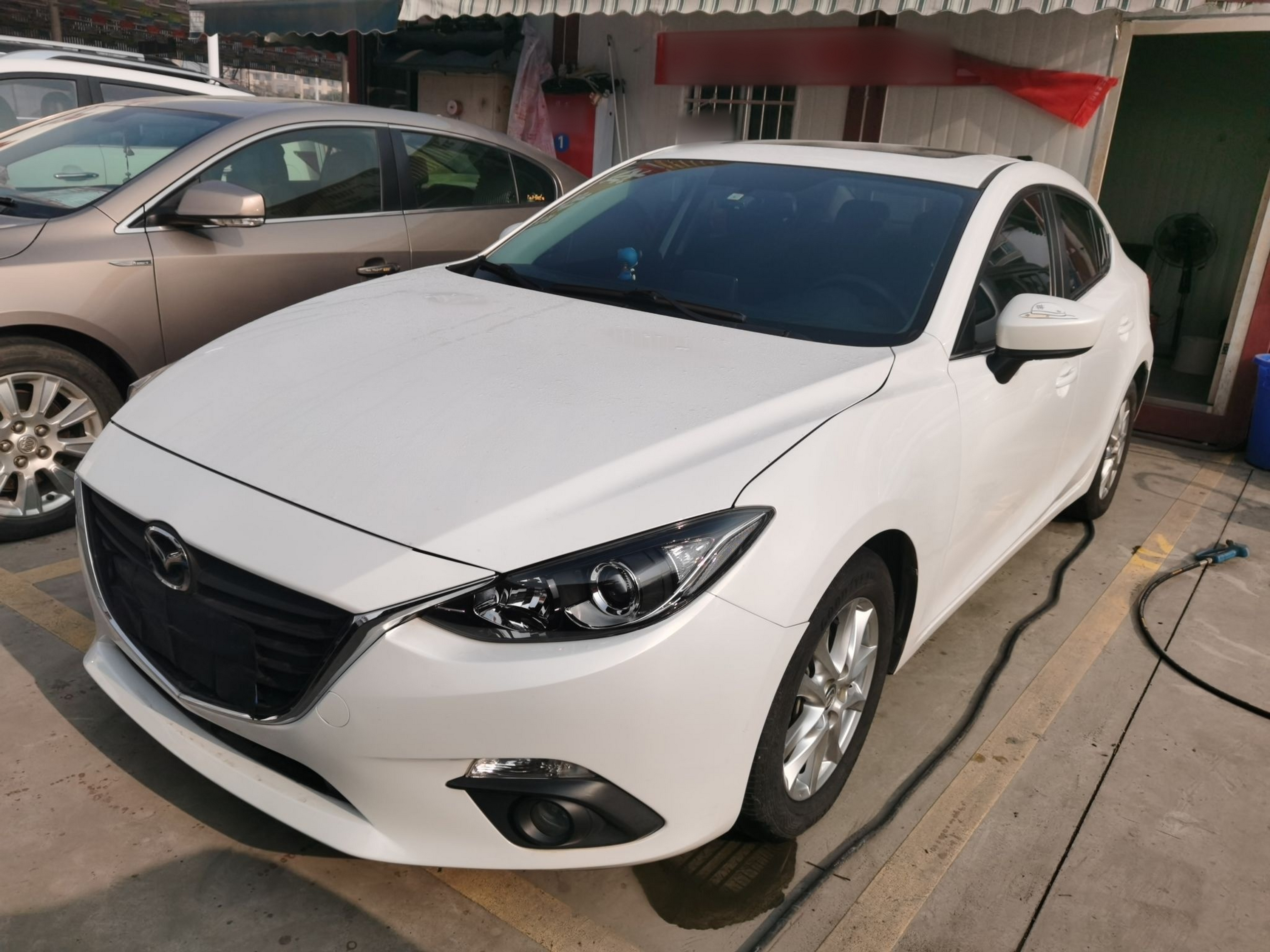 تحت مقدمة السيارة